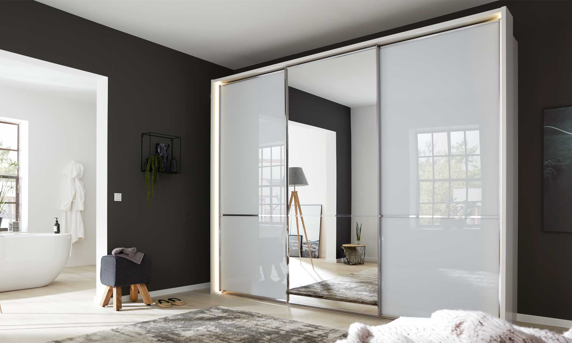 Schwebetürenschrank mit Glasfronten in Weiß und Spiegelelement