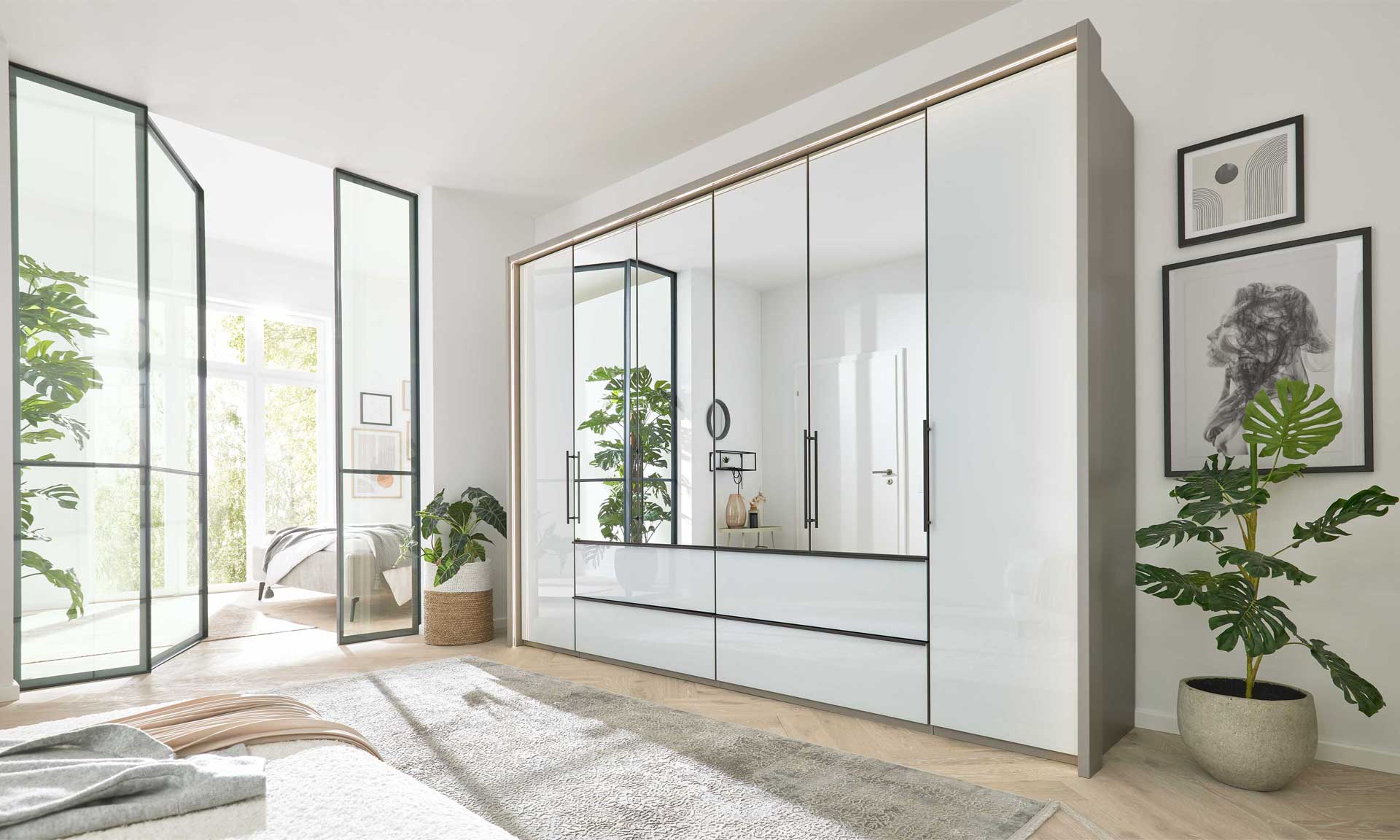 Kleiderschrank in Weiß mit Dreh- und Falttüren, Spiegeltüren und Schubladen