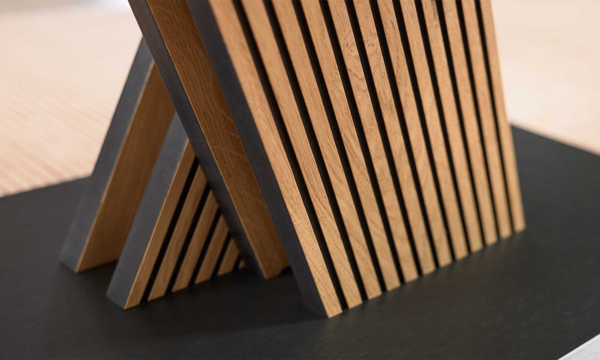 Couchtisch mit schwenkbaren Glasplatten und X-Gestell aus Holzlamellen
