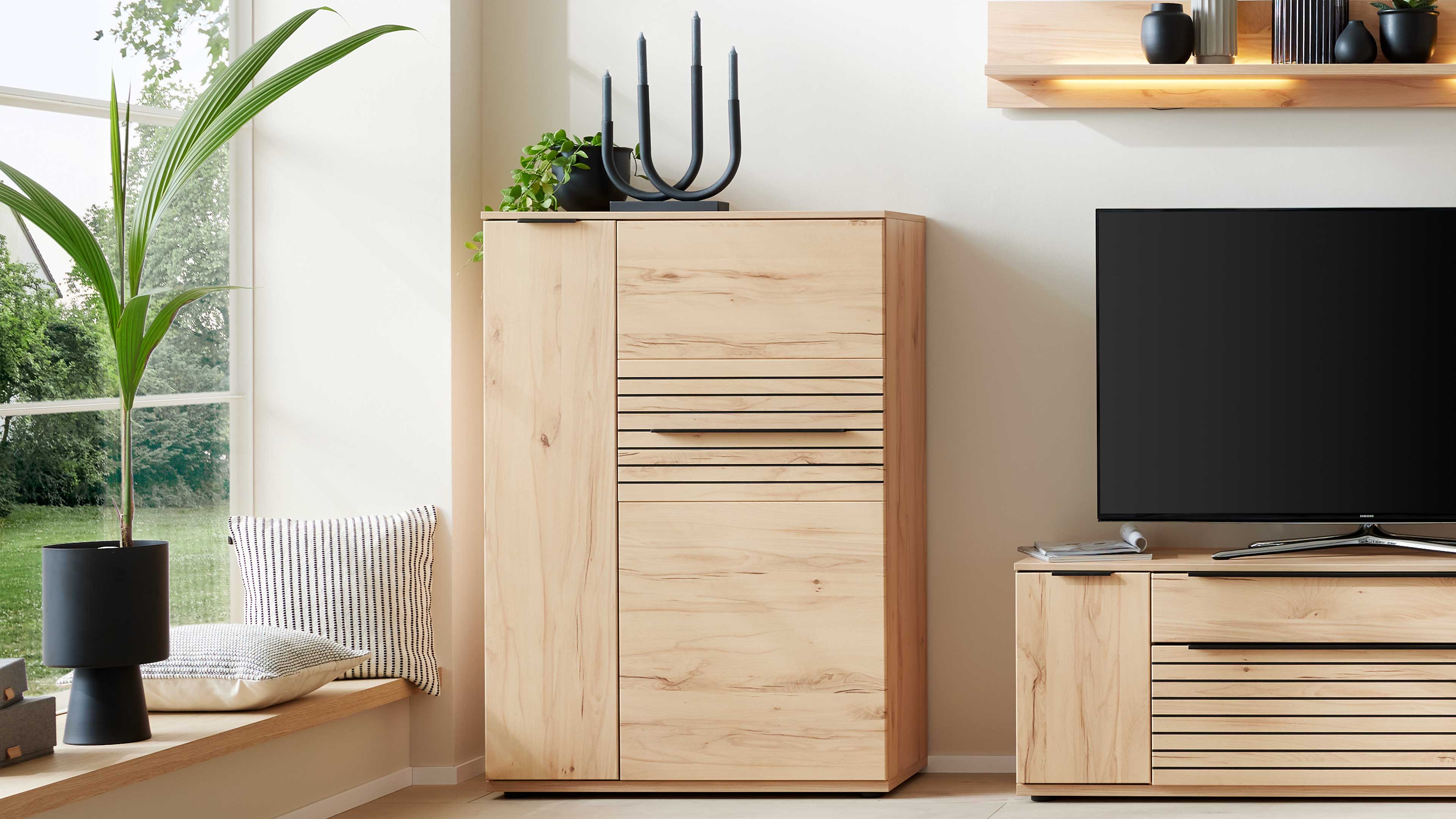 Kompaktes Highboard in Risseiche Dekor mit Türen und Schubladen für zusätzlichen Stauraum im Wohnbereich