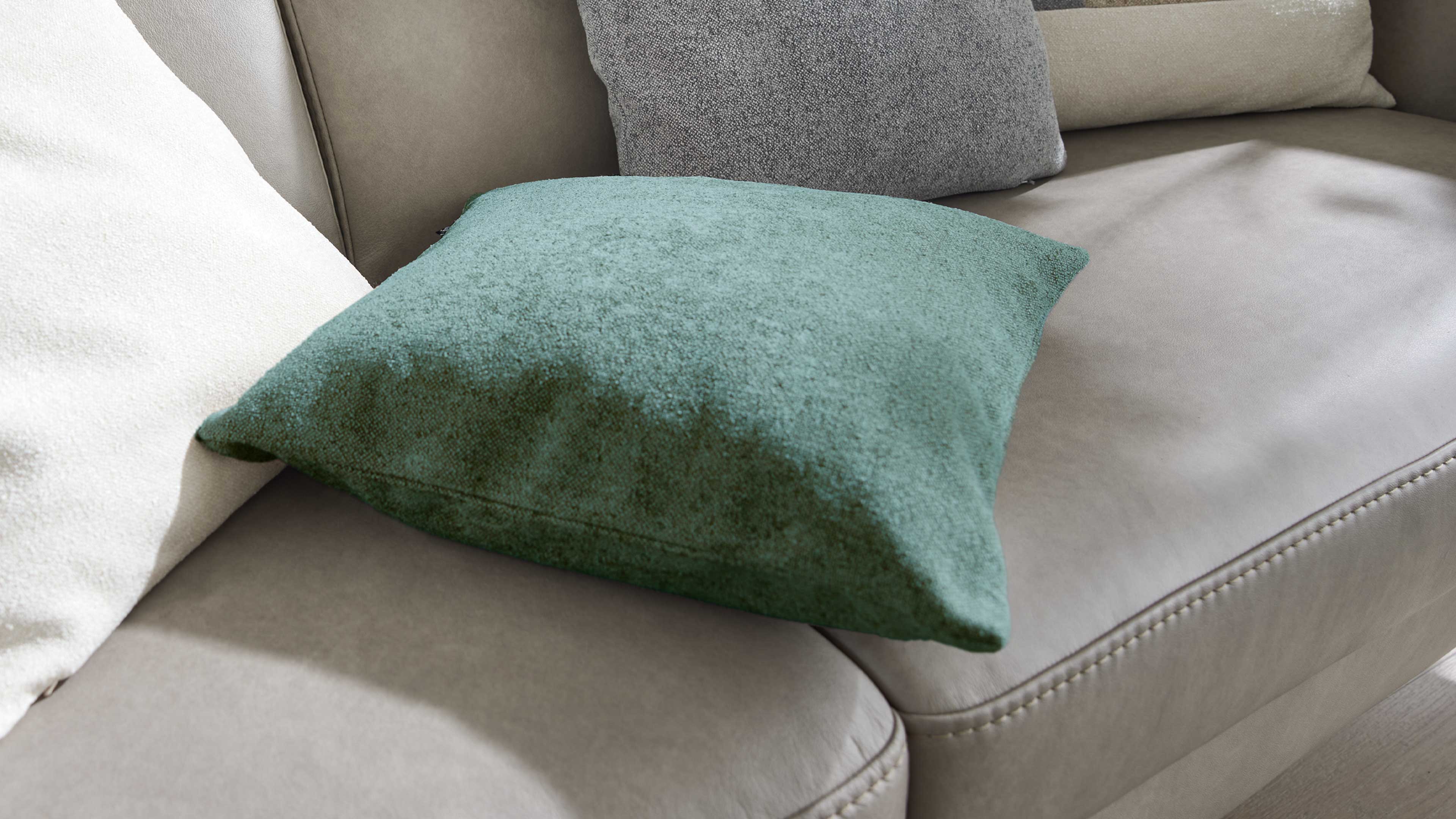 Kissenhülle aus dunkelgrüner Chenille mit weicher Haptik, ideal als Ergänzung für Sofa oder Sessel