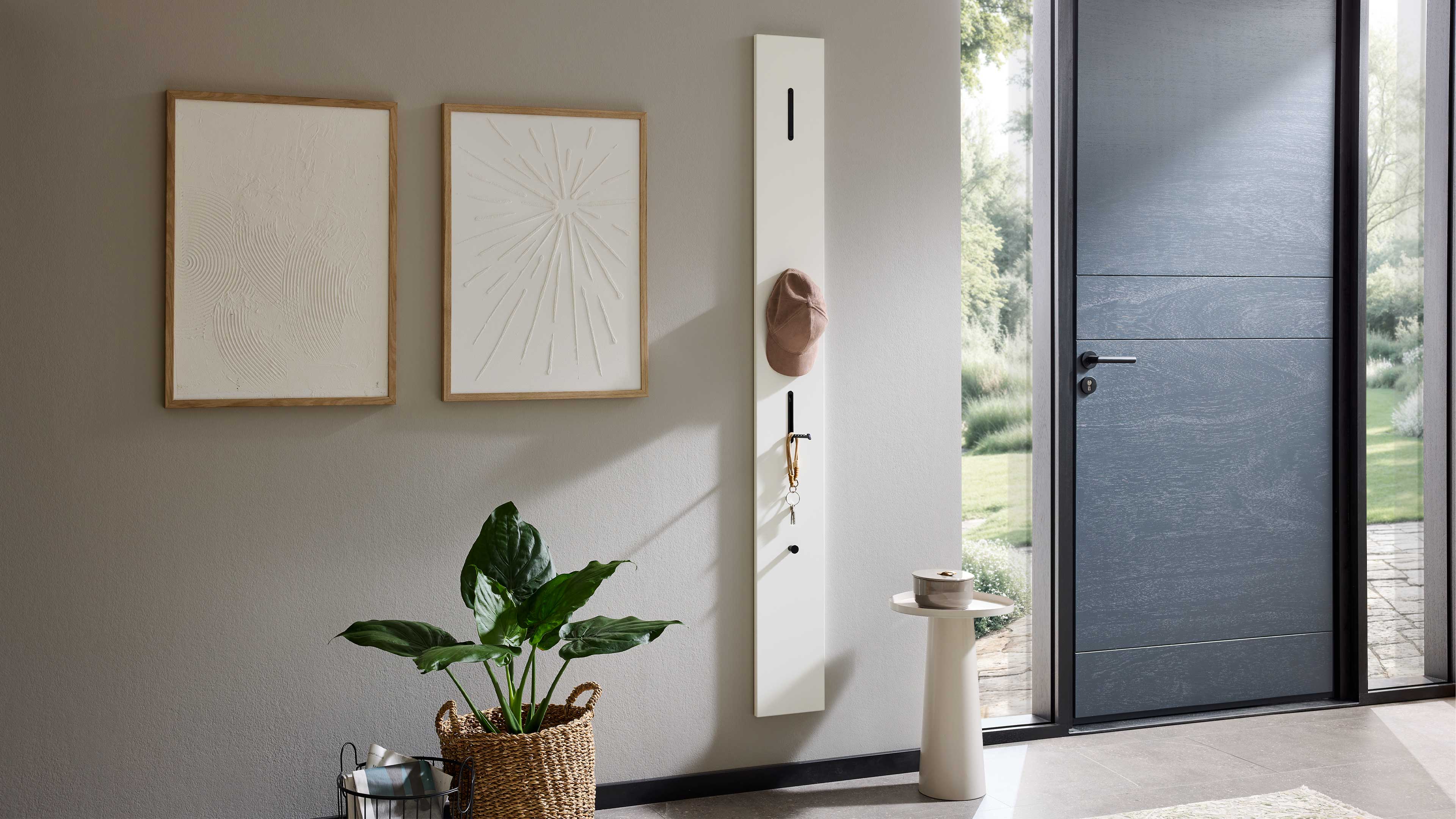 Schmales Garderobenpaneel in Weiß mit Klapphaken und Haken für flexibles Aufhängen