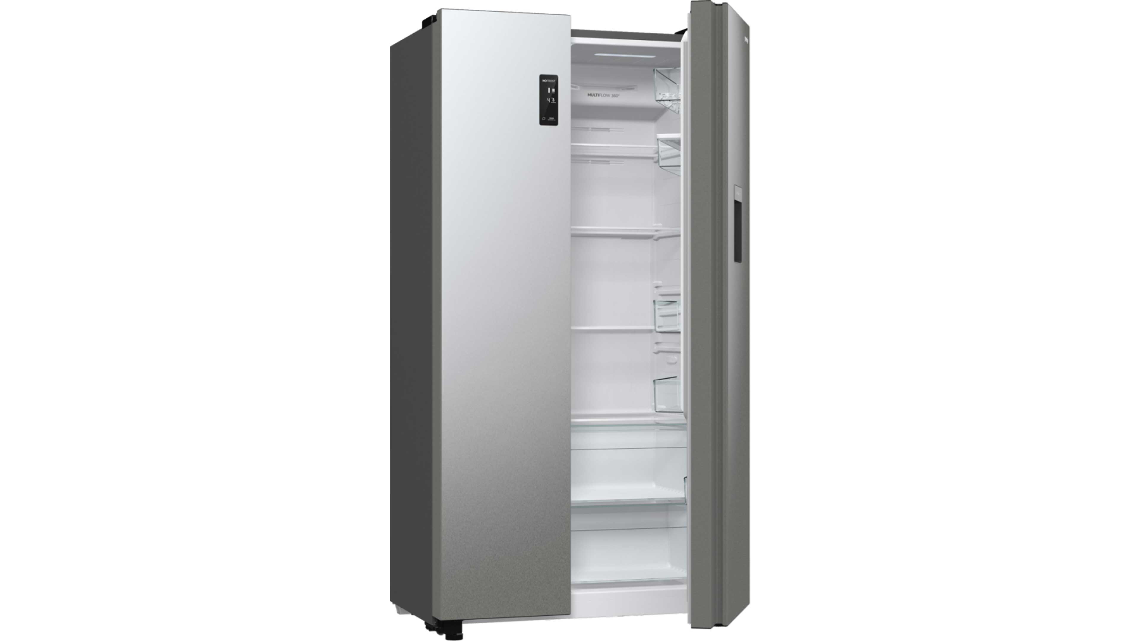 Großer silberner Side-by-Side-Kühlschrank, linke Tür mit digitalem Display, rechte Tür geöffnet, Innenraum mit Glasböden und Türablagen.