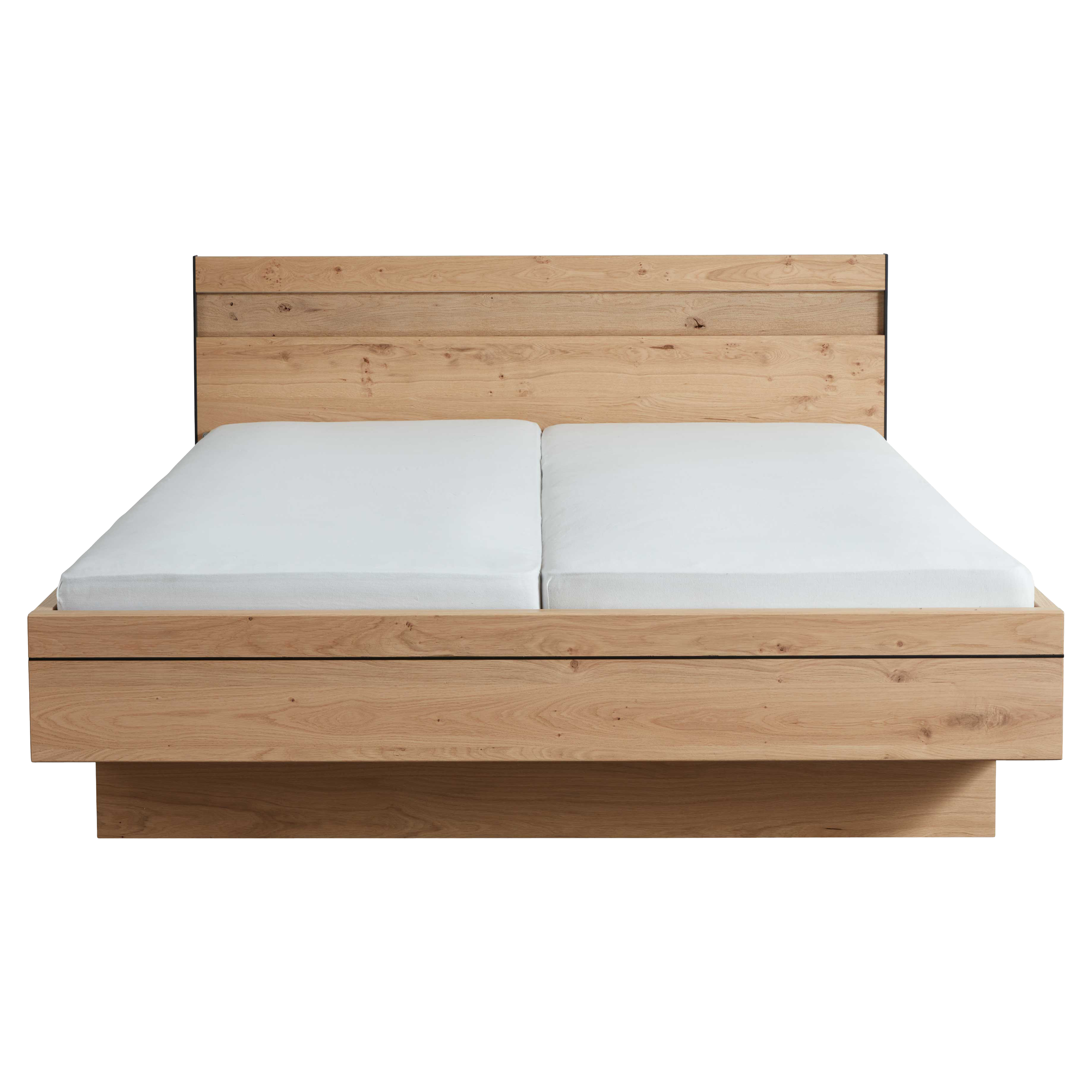Bettgestell aus naturfarbenem Holz mit hohem, horizontal gegliedertem Kopfteil, zwei weiße Matratzenhälften und mittige Fuge.