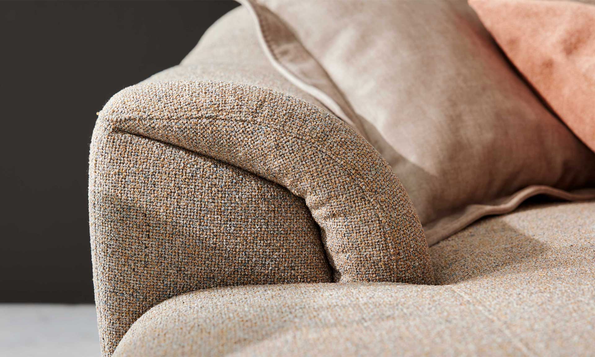 Ecksofa mit meliertem Stoff in Sand und schwarzen Winkelfüßen