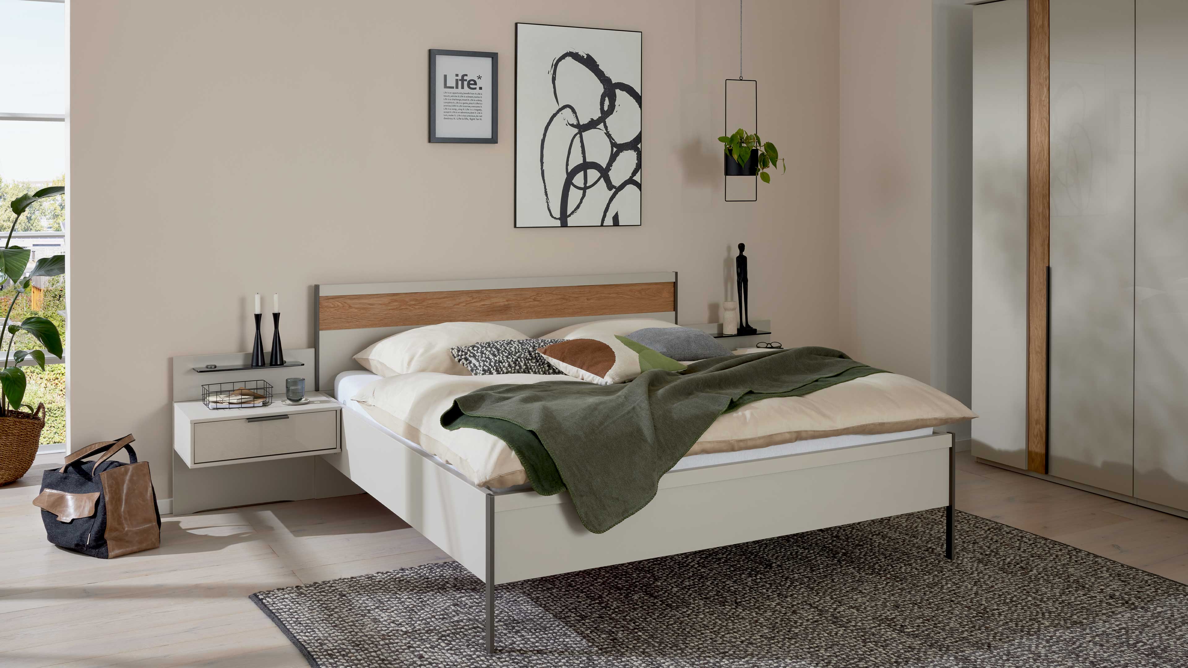 Modernes Bett mit schwebenden Nachtkonsolen und Wandpaneelen in Hellgrau mit Holz-Akzenten