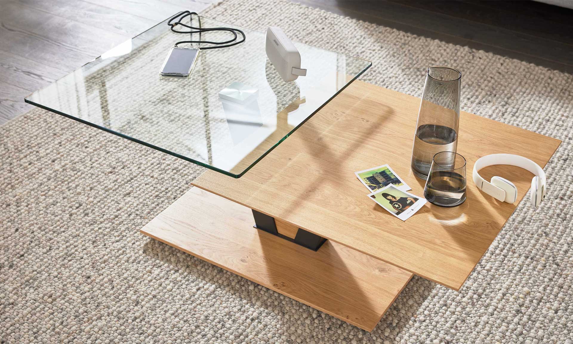 Couchtisch mit Eichefurnier und drehbarer Glasplatte