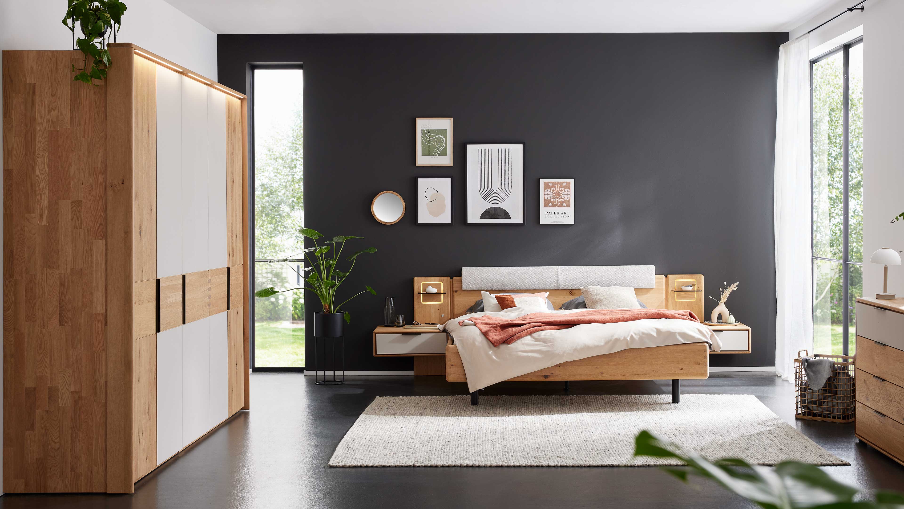 Schlafzimmer in Wildeiche, gepolstertem Kopfteil, Kleiderschrank, Bettgestell und zwei Nachtkonsolen im modernen Look