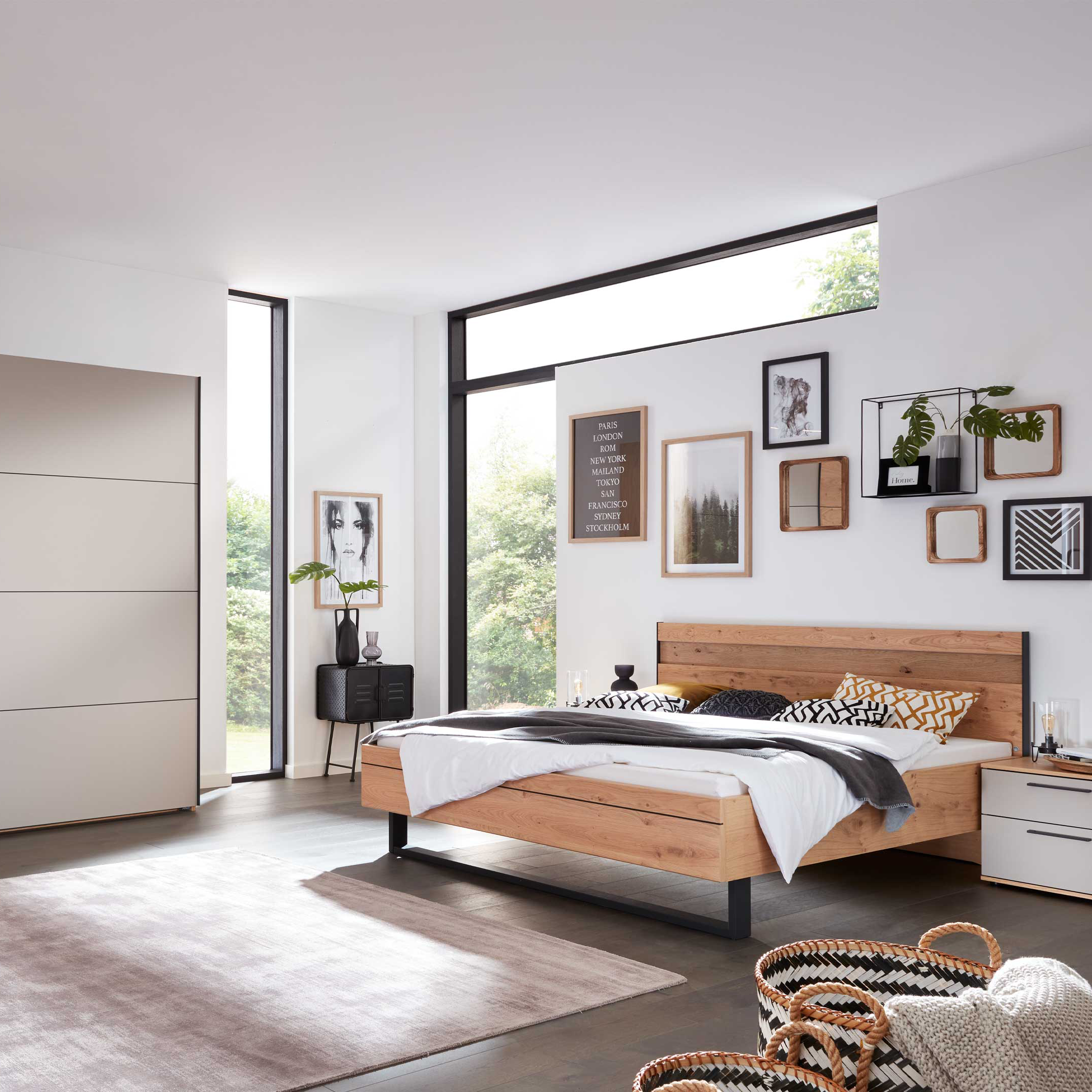Modernes Schlafzimmer in Balkeneiche und Taupe, mit Doppelbett auf Kufengestell, Nachtkommoden und Schwebetürenschrank