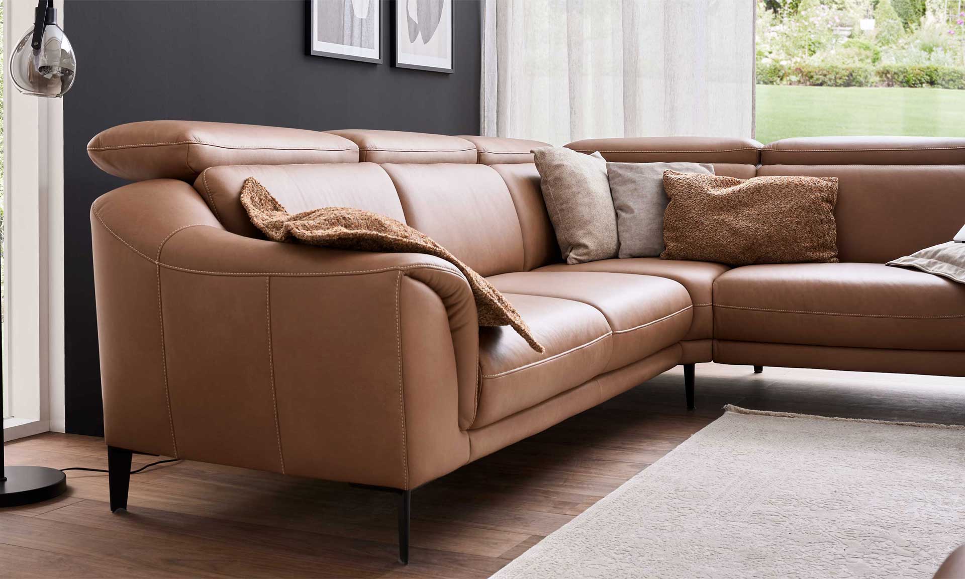 Leder-Ecksofa in Haselnussbraun, mit schwarzen Metallfüßen