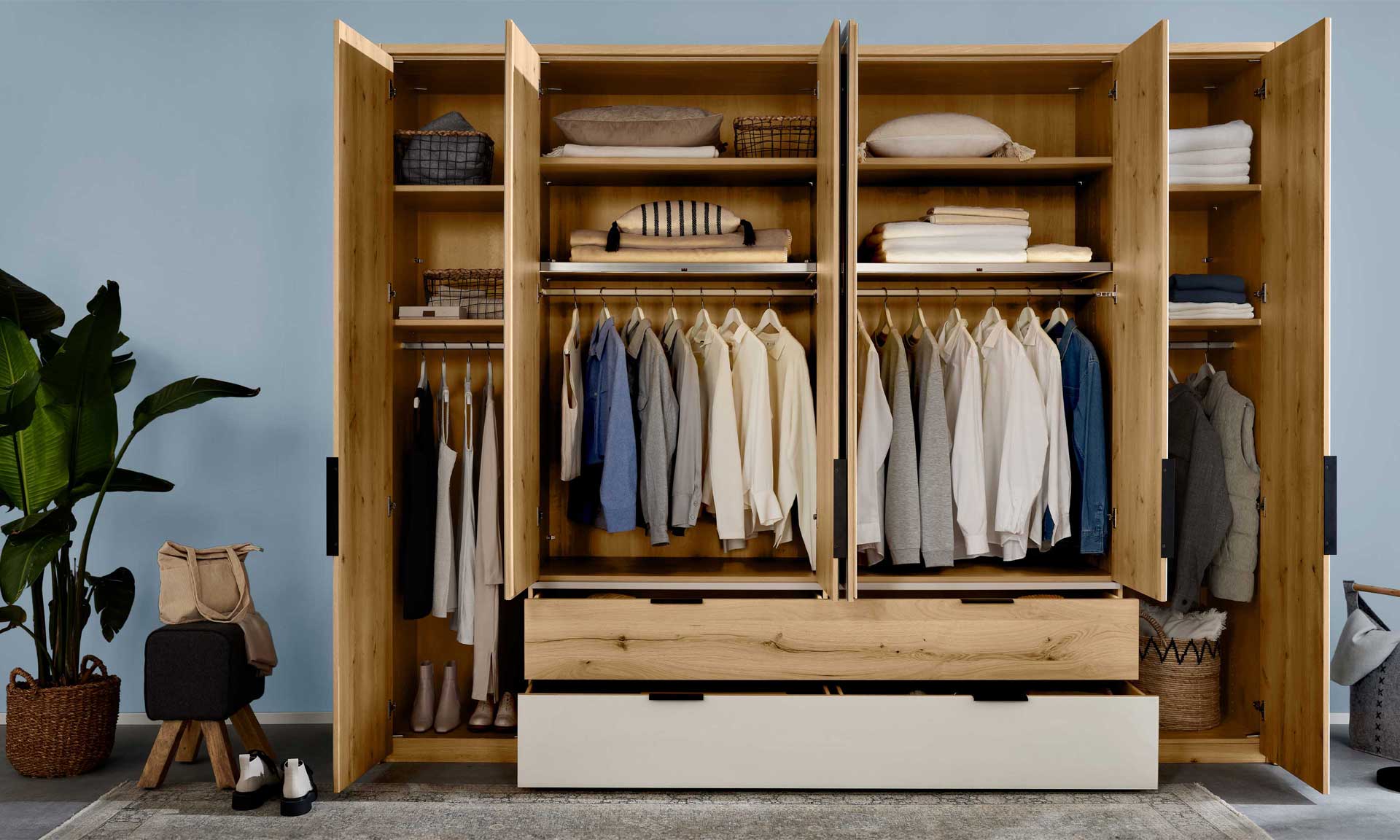 Komplettes Schlafzimmer in Beige-Grau mit heller Eiche