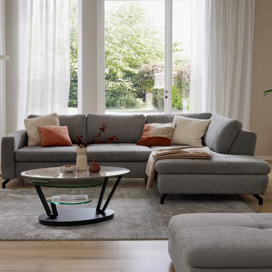 Ecksofa in Grau mit Ottomane rechts und schwarzen Metallfüßen