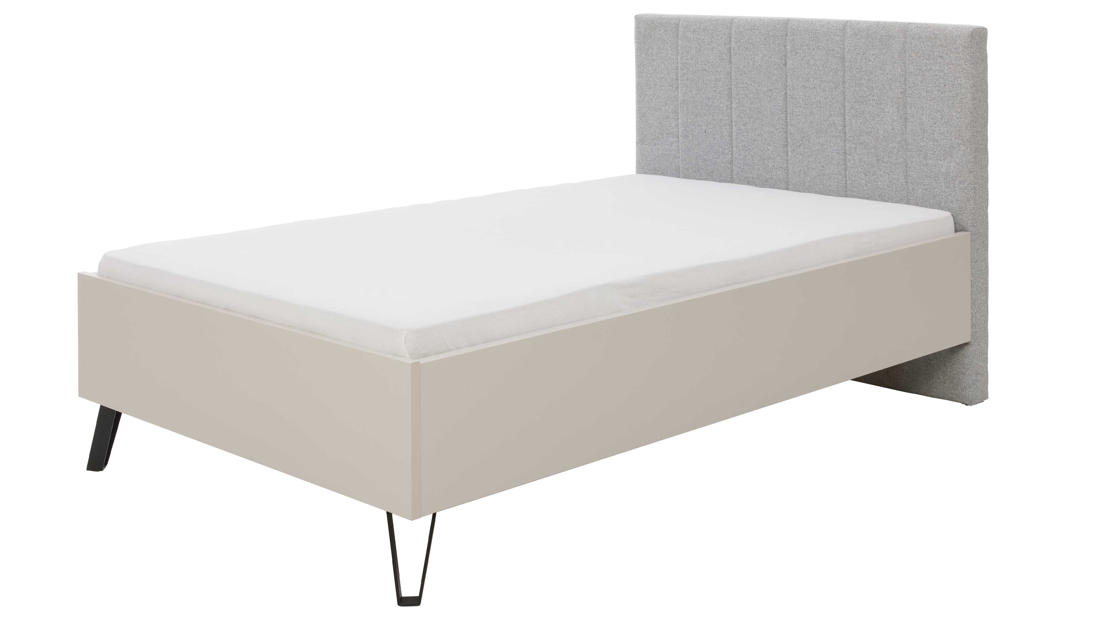 Einzelbett mit beiger Bettumrandung und weißer Matratzenauflage, grauem, vertikal gestepptem Kopfteil und schwarzen Metallfüßen.
