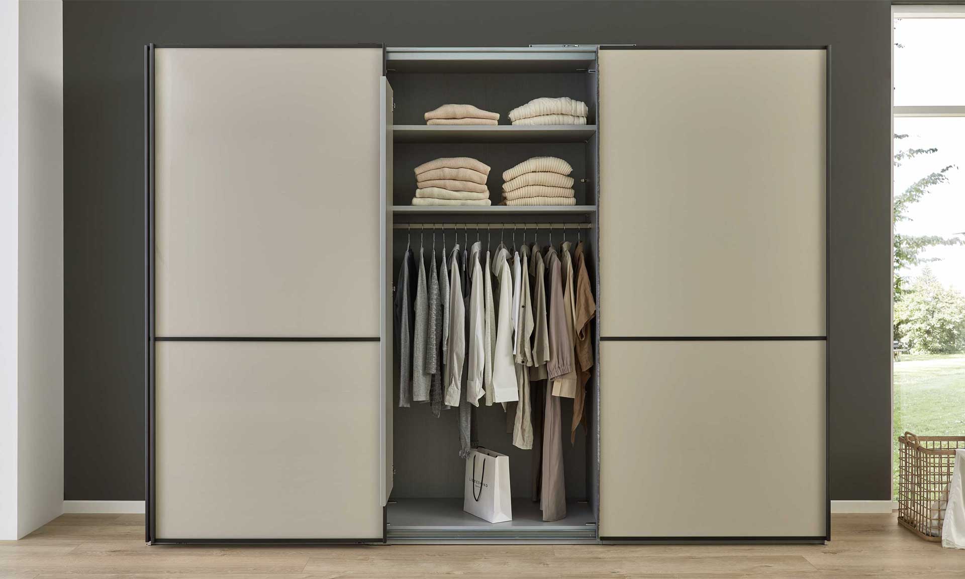 Schwebetürenschrank Beige-Grau mit matten Fronten und schwarzer Metallelementen