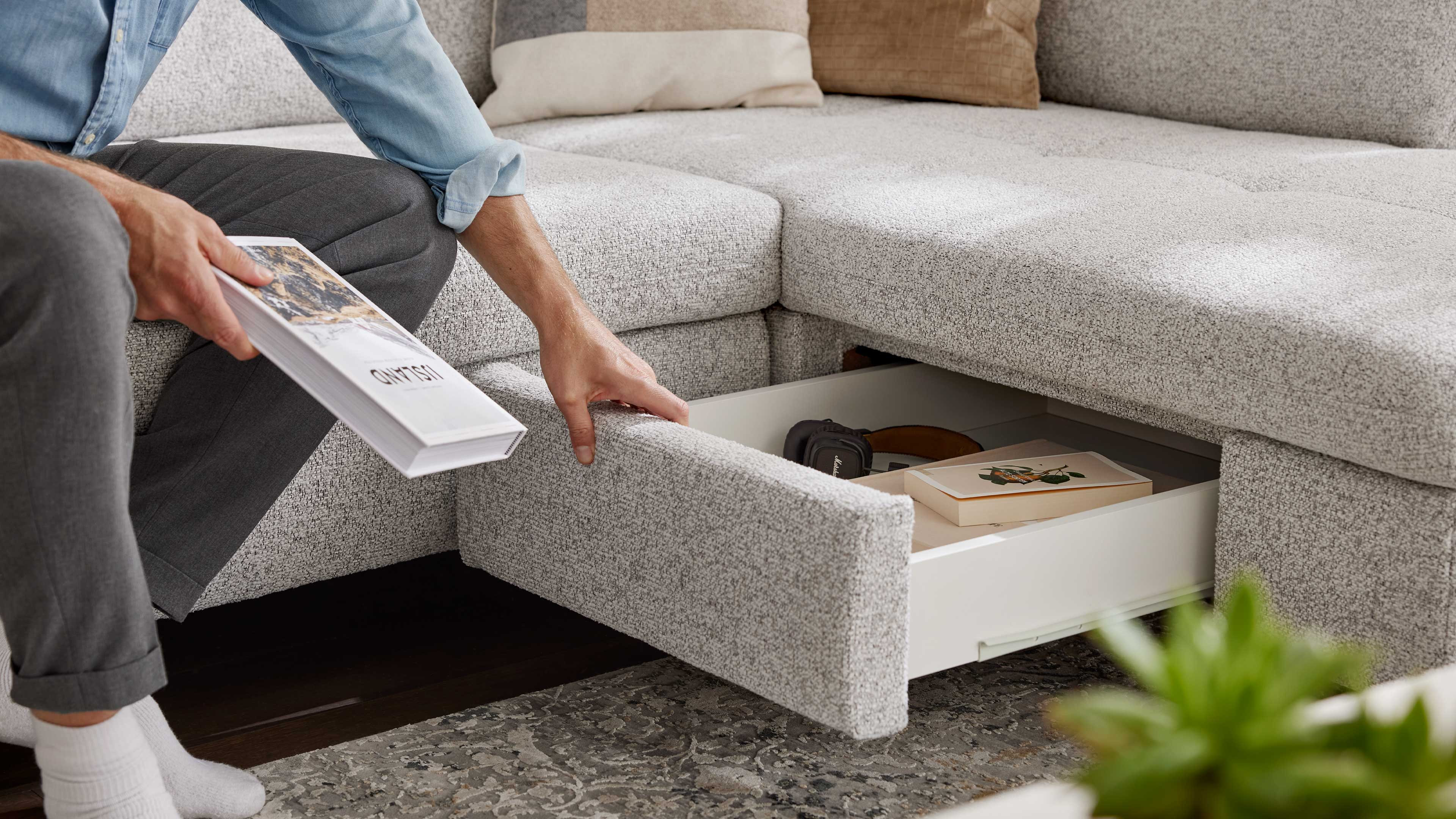 Ecksofa mit Stoffbezug in Ecru und schwarzen Metallfüßen