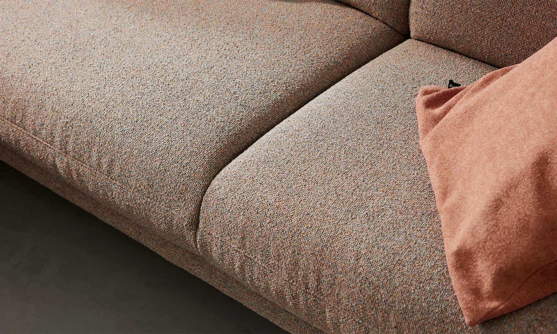 Ecksofa mit meliertem Stoff in Sand und schwarzen Winkelfüßen