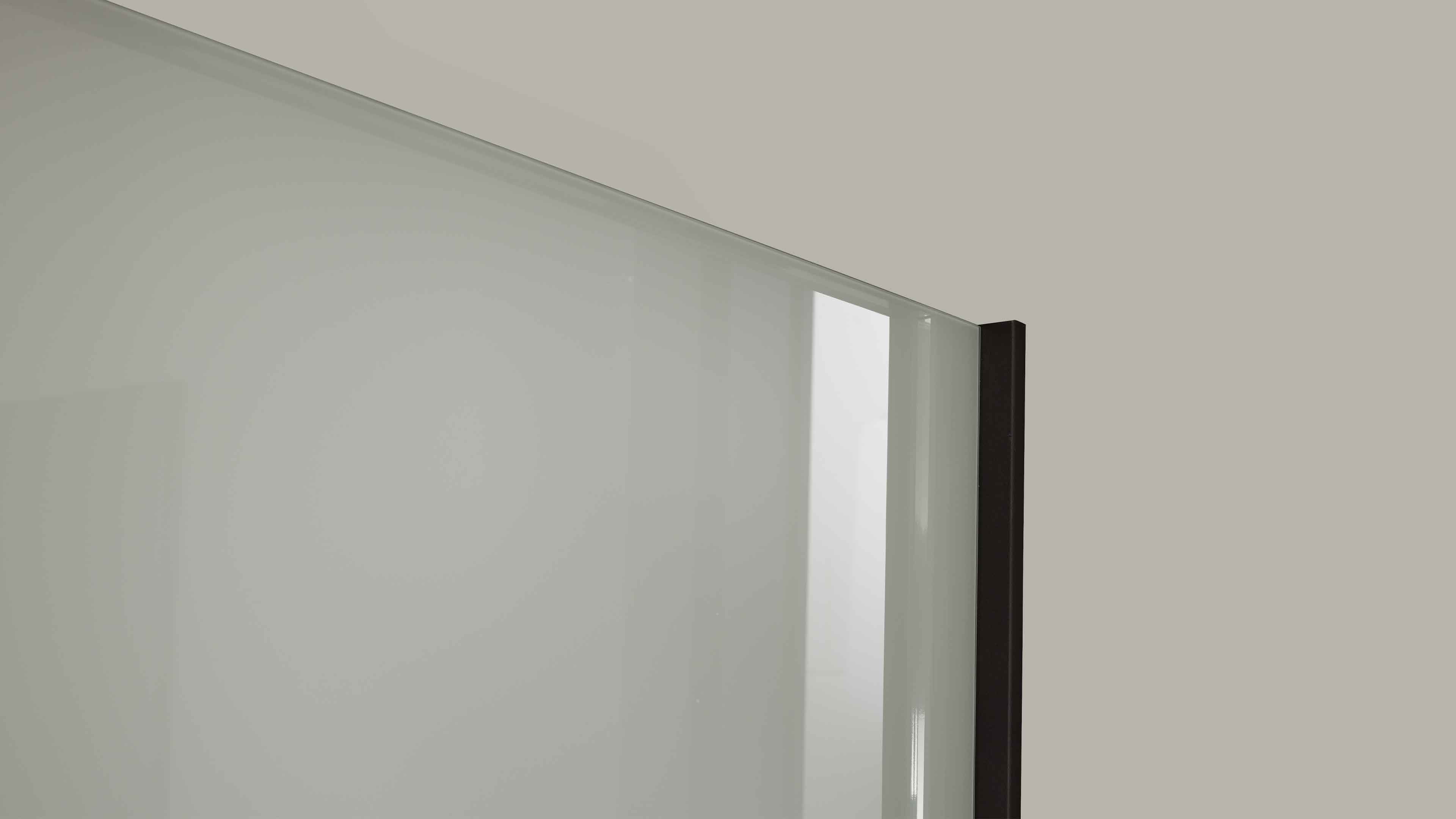 Vierteiliges Schlafzimmer in Kieselgrau und Weiß mit Bett, Nachtkonsolen und großem Kleiderschrank im modernen Design.