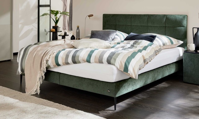 Anthrazitfarbenes Interliving Boxspringbett Serie 1425 mit 180 x 200 cm Liegefläche und mattschwarzen Füßen.