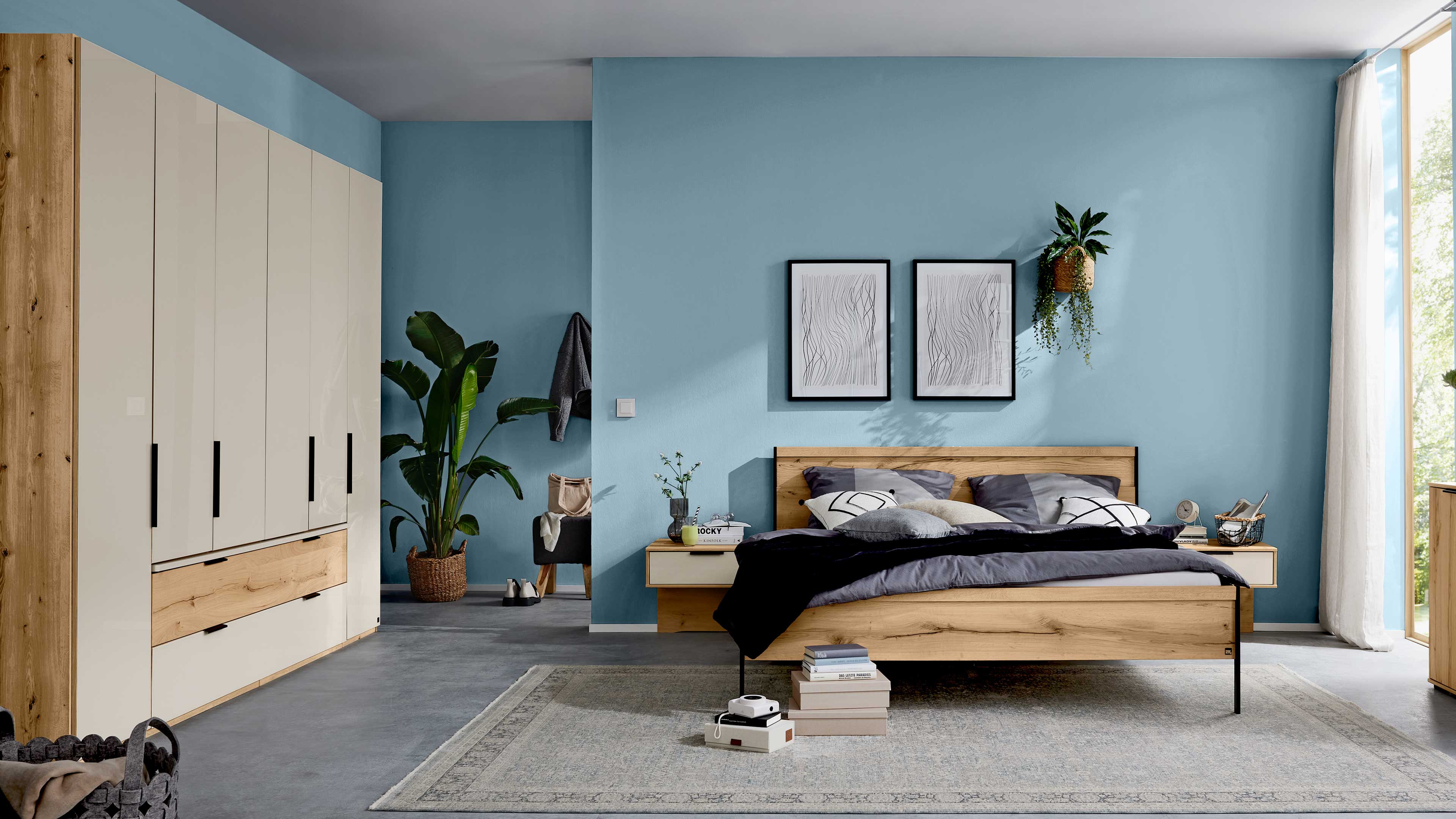 Komplett Schlafzimmer mit Echtholz-Elementen und Glasfronten