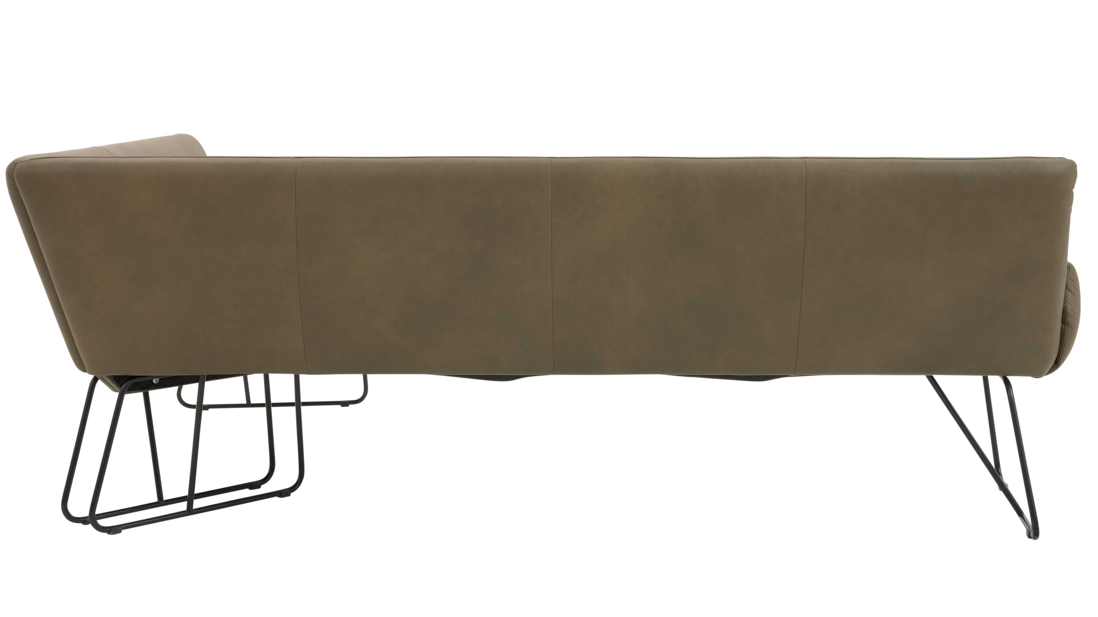 Rückenansicht eines dreisitzigen Sofas mit braunem Lederbezug, sichtbaren Nähten und schlanken schwarzen Metallbeinen.