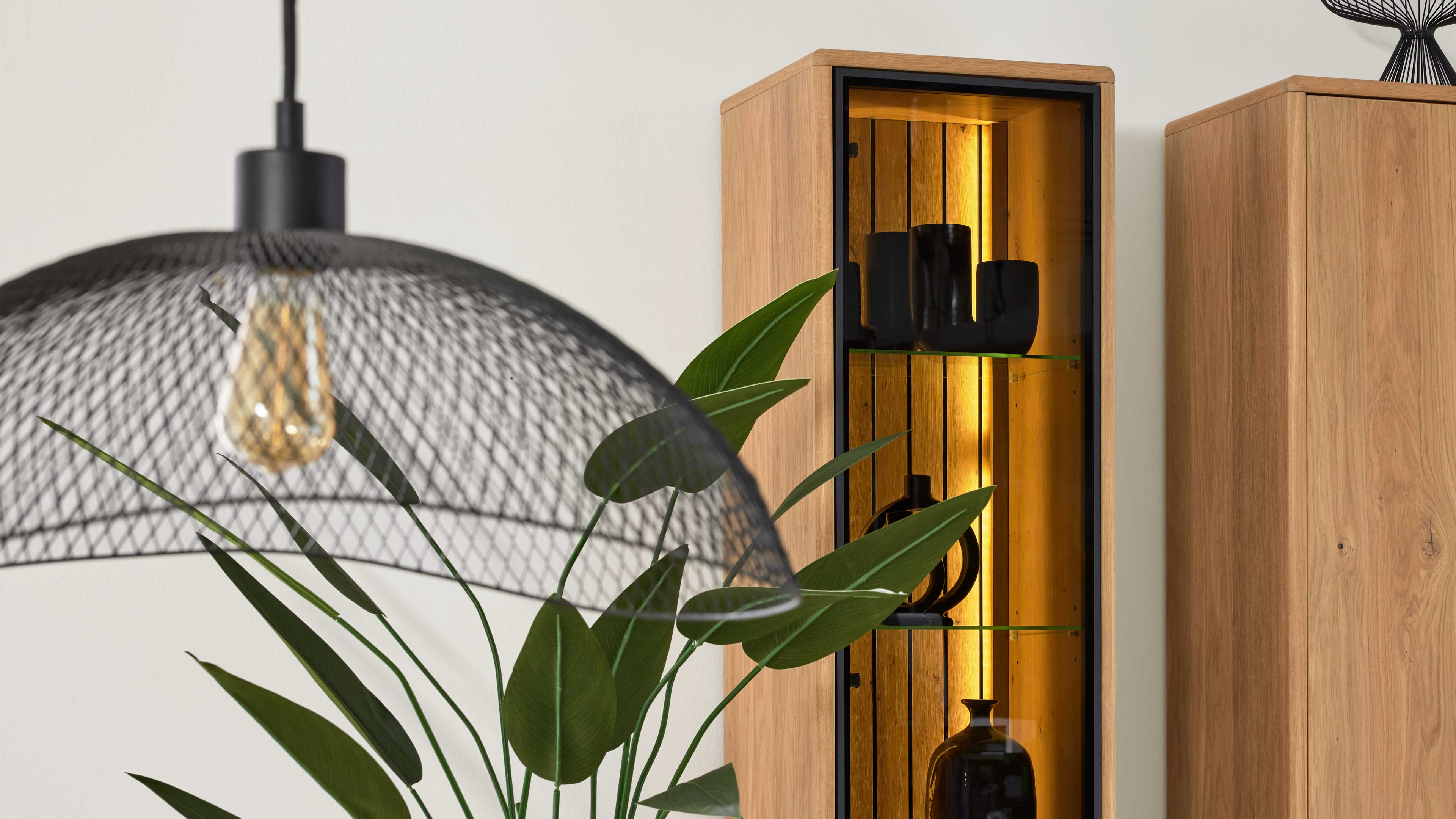 Hohe Vitrine mit Schwarzglasfront und Eichefurnier