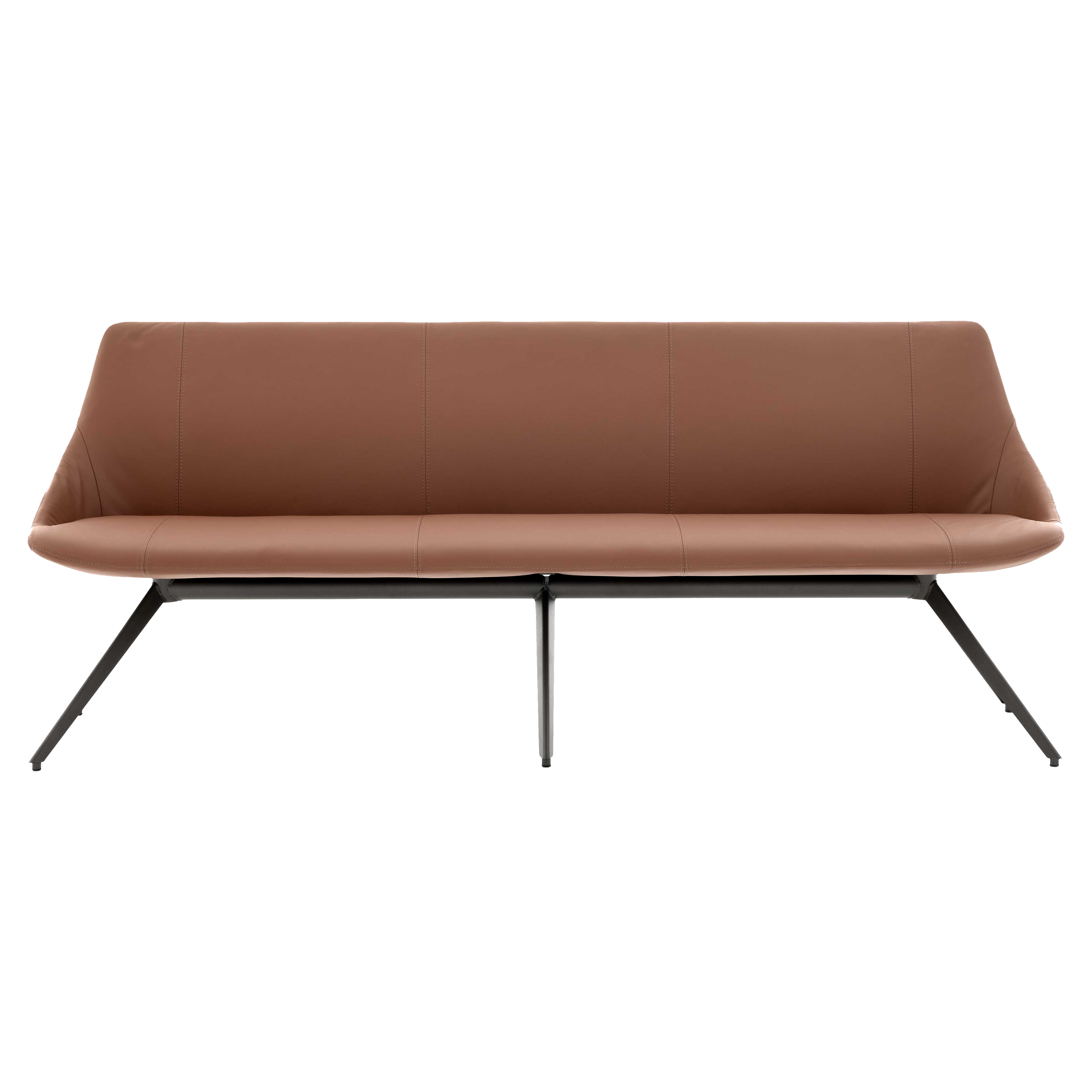 Dreisitzige braune Polstercouch mit niedriger Rückenlehne, sichtbaren Steppnähten und schlanker schwarzer Metallgestellbasis.