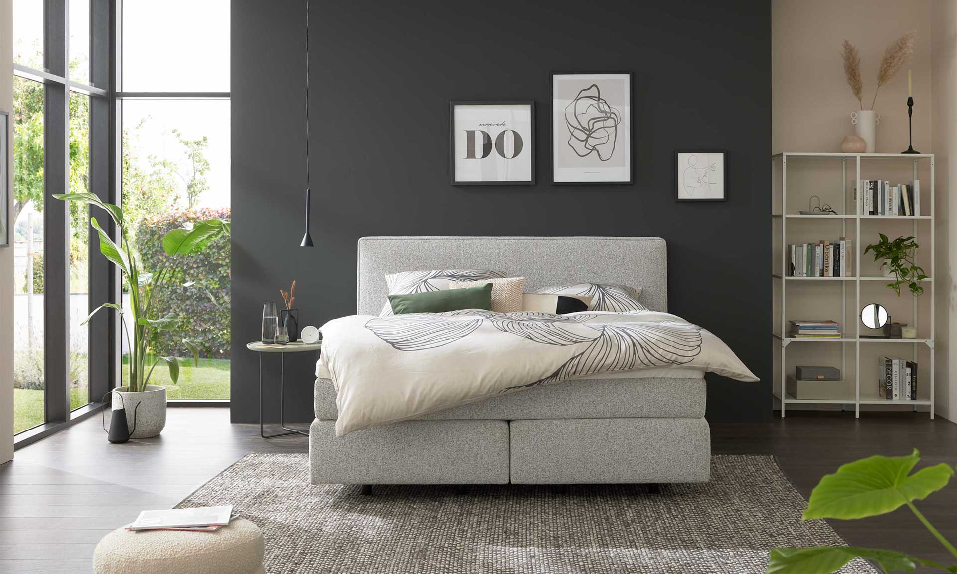 Hellgraues Boxspringbett mit Topper, 180 x 200 cm