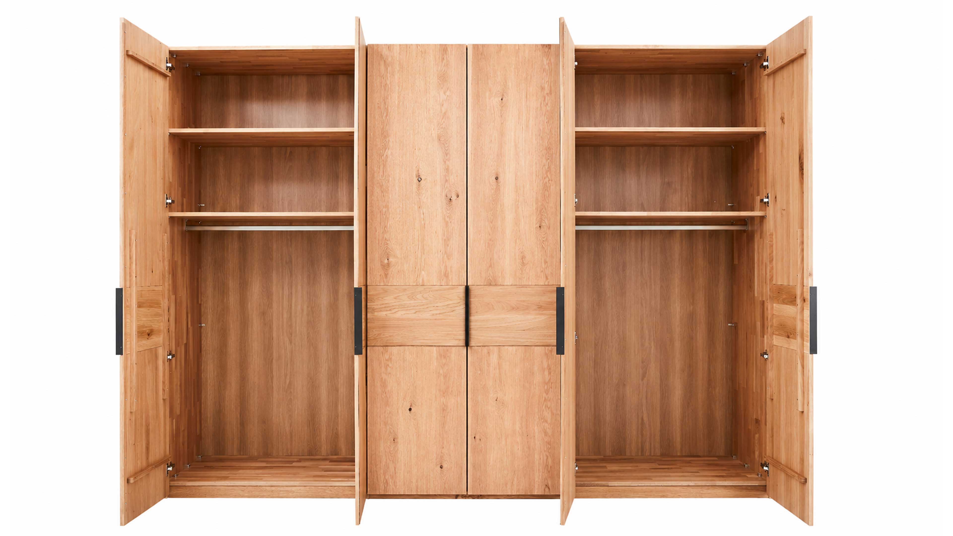 Doppelbett aus Holz mit gepolstertem Kopfteil, kombiniert mit großem Kleiderschrank und Nachttischen für ein abgestimmtes Schlafzimmer