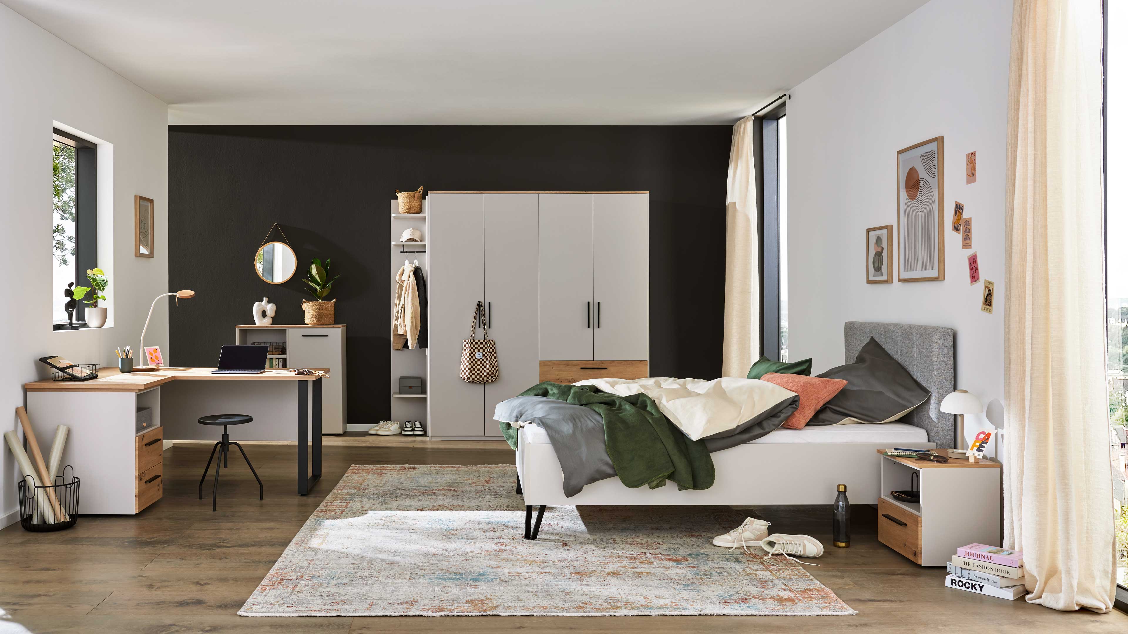 Modernes Jugendzimmer in Weiß und Eiche mit Kleiderschrank, Bett, Schreibtisch und Kommode