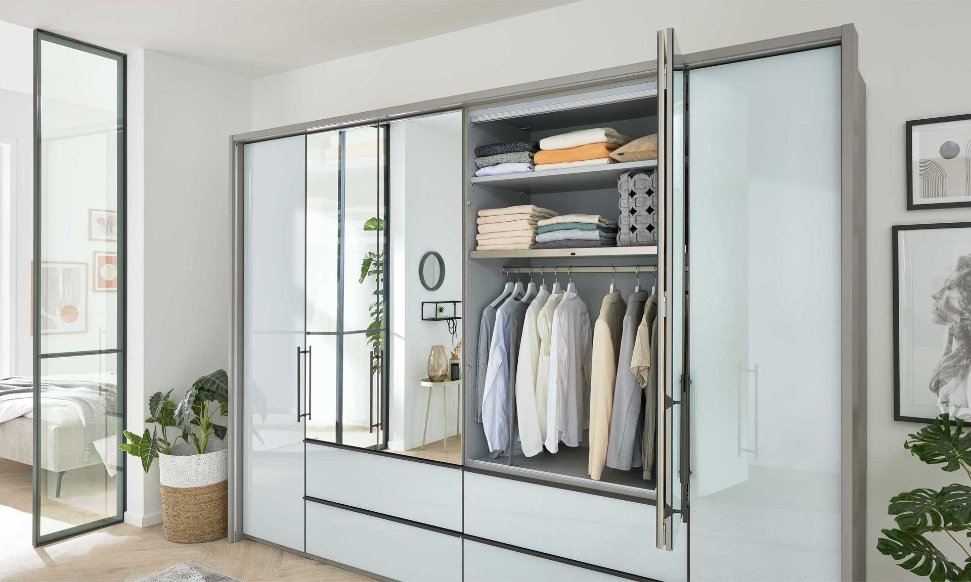 Kleiderschrank in Weiß mit Dreh- und Falttüren, Spiegeltüren und Schubladen