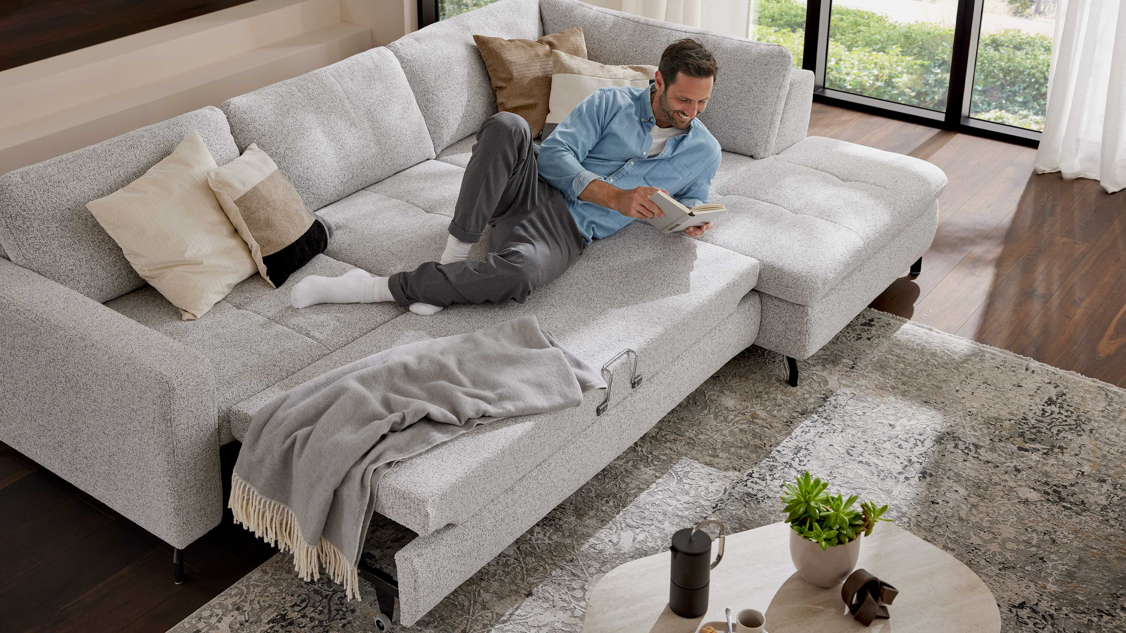 Ecksofa mit Stoffbezug in Ecru und schwarzen Metallfüßen