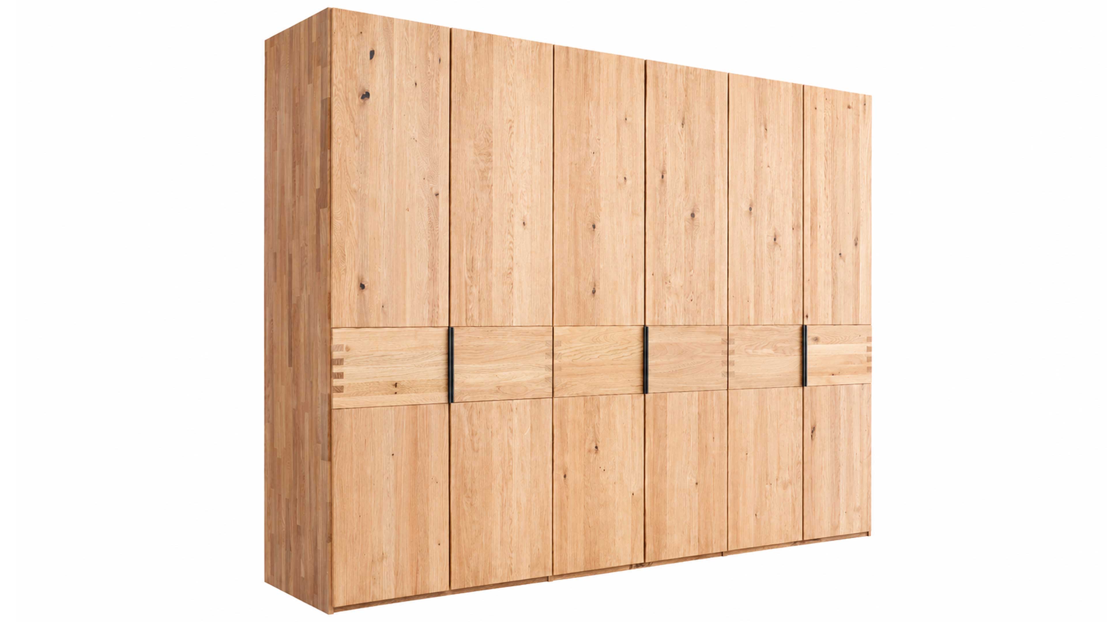 Doppelbett aus Holz mit gepolstertem Kopfteil, kombiniert mit großem Kleiderschrank und Nachttischen für ein abgestimmtes Schlafzimmer