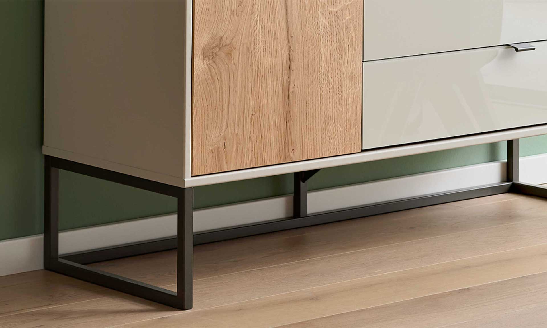 Schlafzimmerkommode in Graubeige mit fünf Schubladen und Holztür auf Metall-Kufengestell
