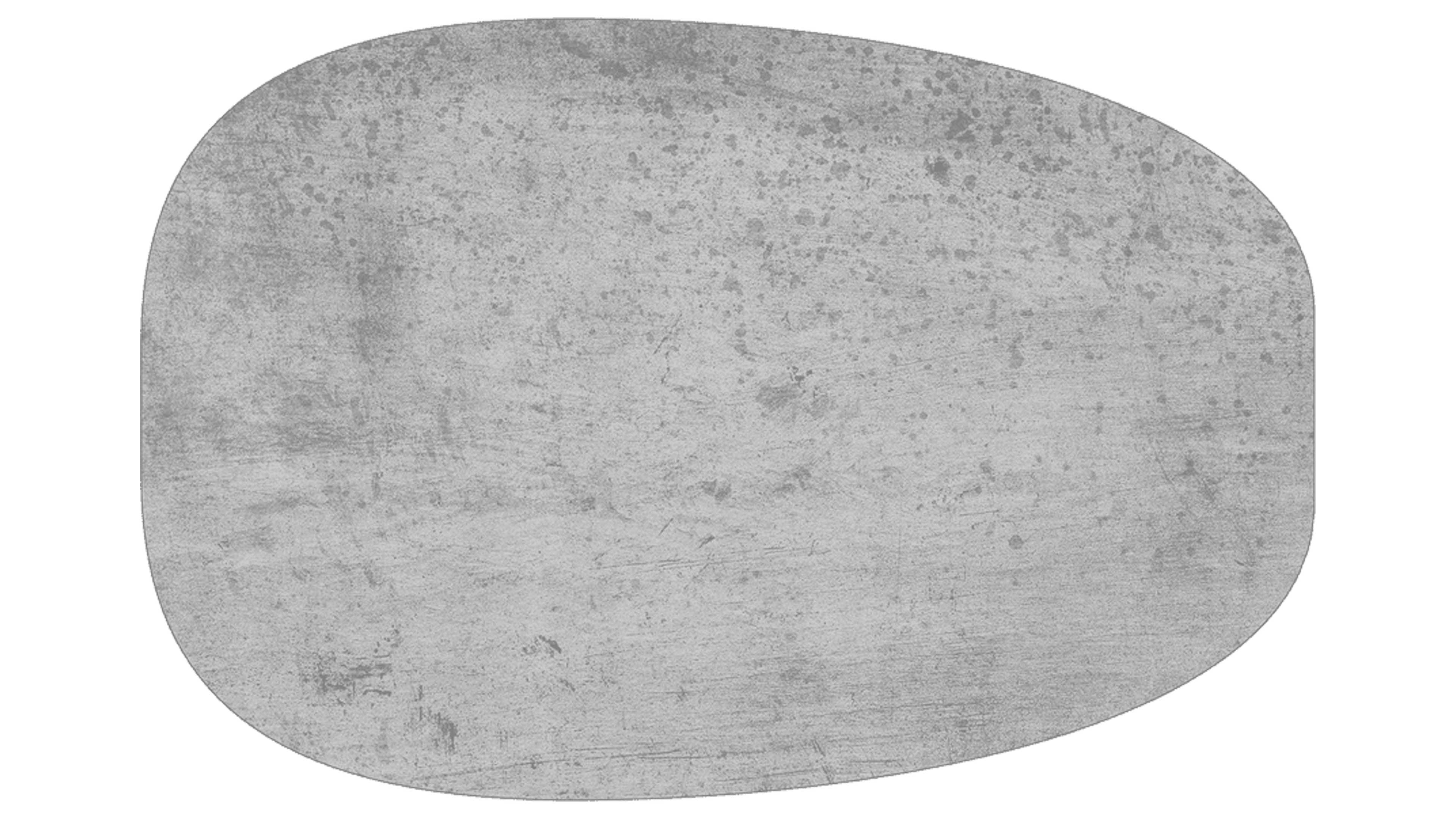 Ovales flaches graues Objekt mit unregelmäßiger Kontur und hell-dunkler, betongrau strukturierter Oberfläche auf weißem Hintergrund.