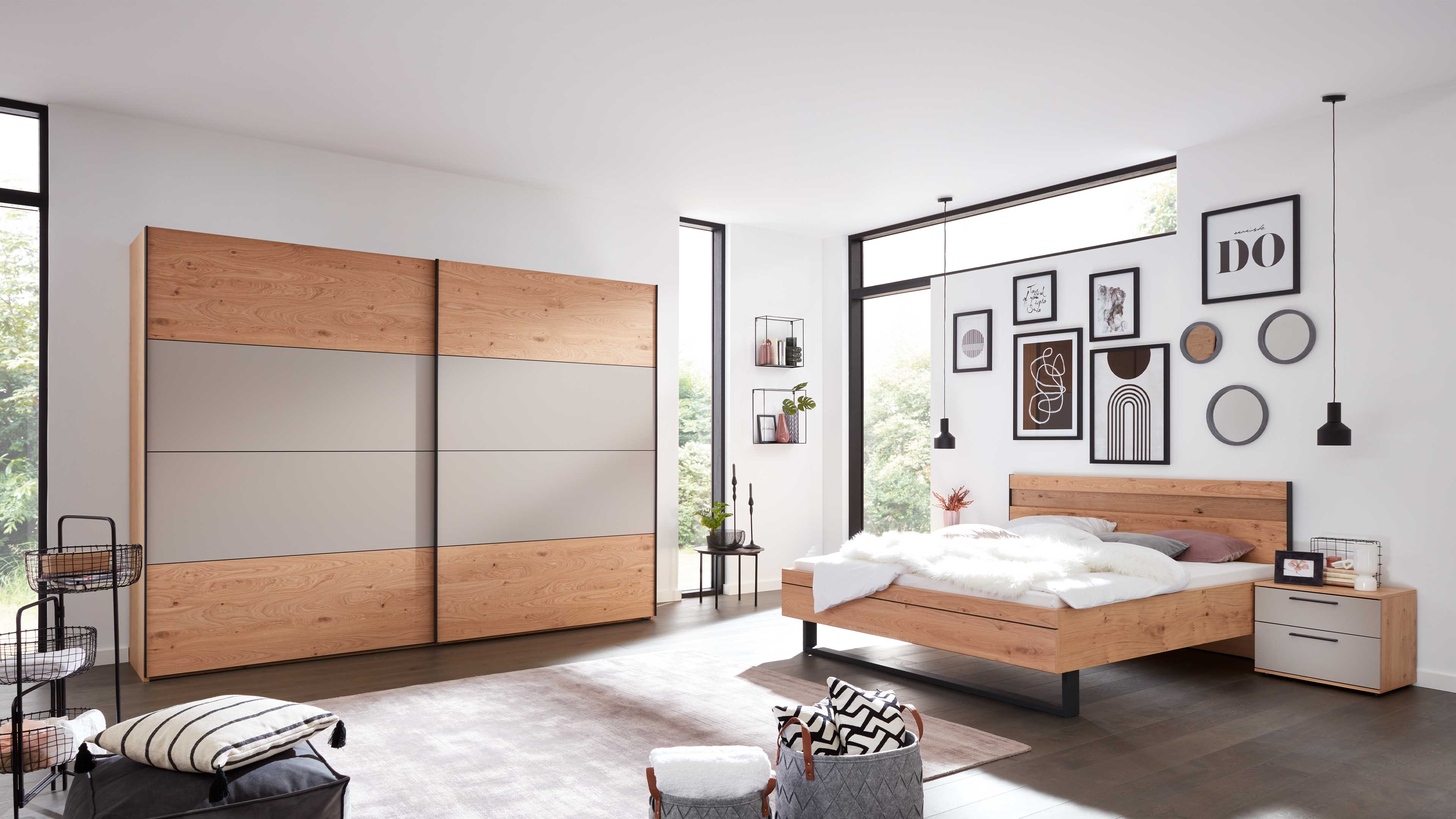 Modernes Schlafzimmer mit Holzbett auf Kufengestell und großem Kleiderschrank mit Holz- und Mattlackfronten in Taupe