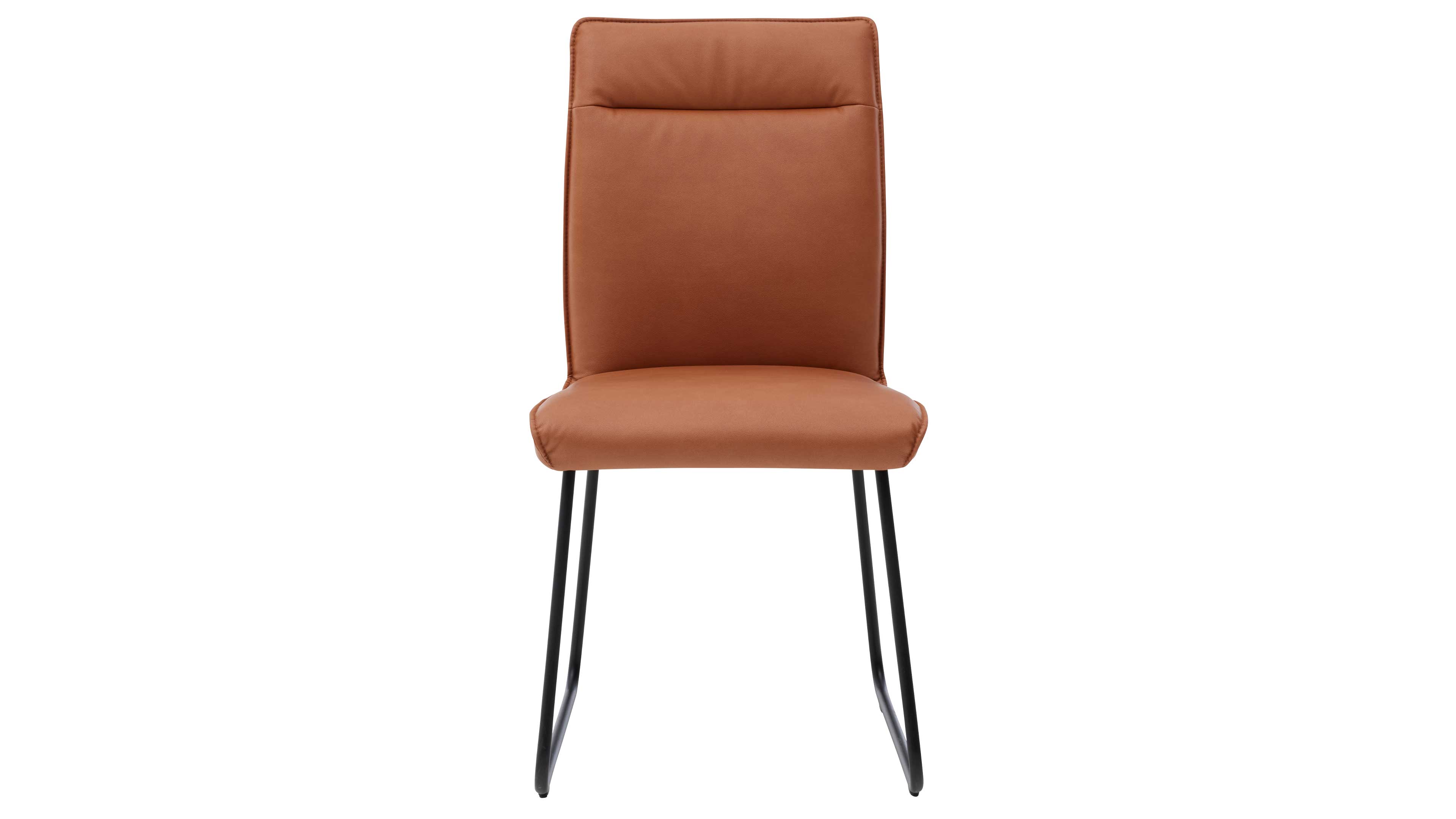 Braun bezogener Stuhl mit hoher Rückenlehne, gepolstertem Sitz und schwarzen Metall-Kufen als Schlittenfüße.