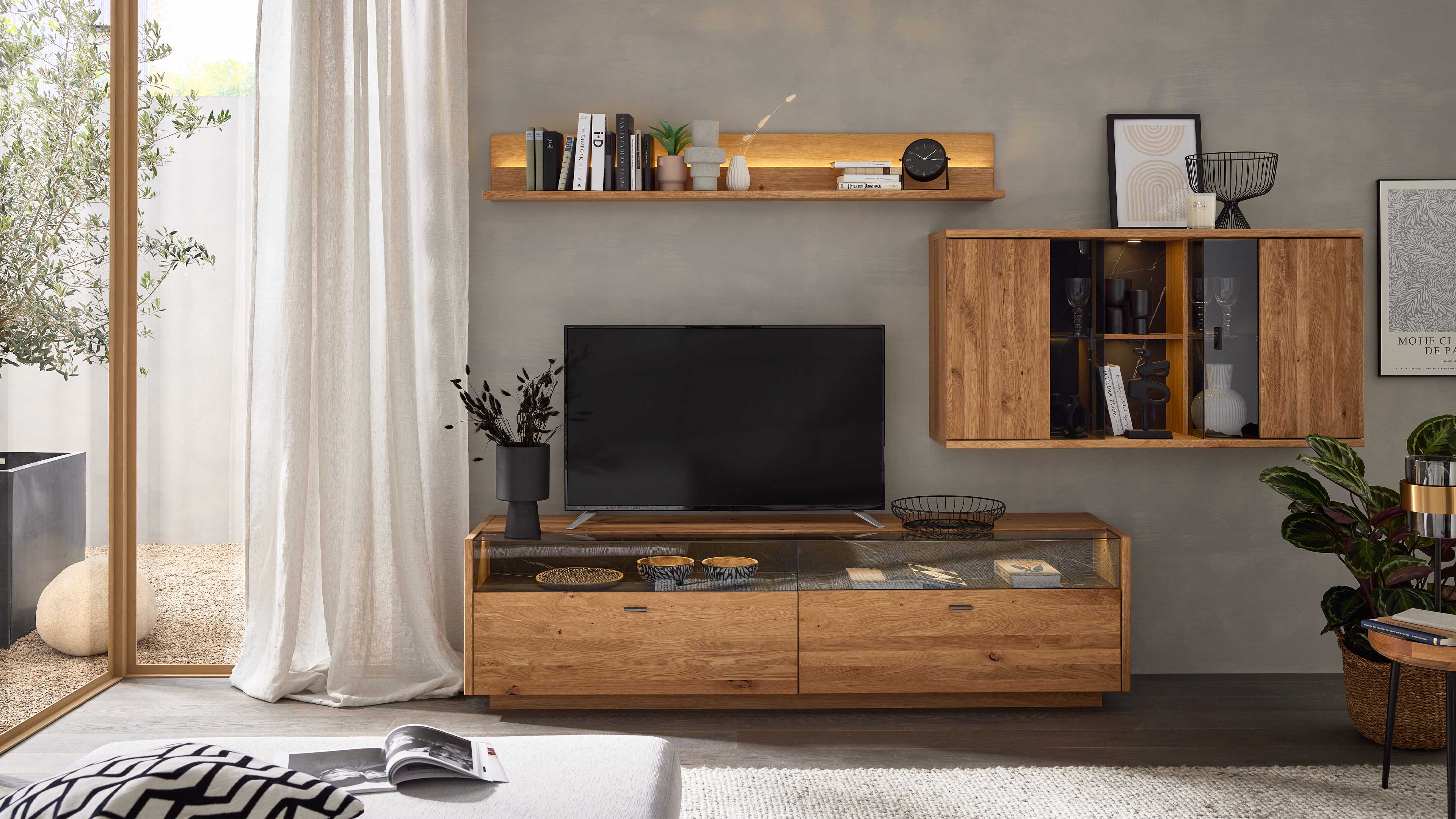 Wohnkombination aus TV-Board, Hängevitrine und Wandregal in Asteiche mit dunklen Glaseinsätzen