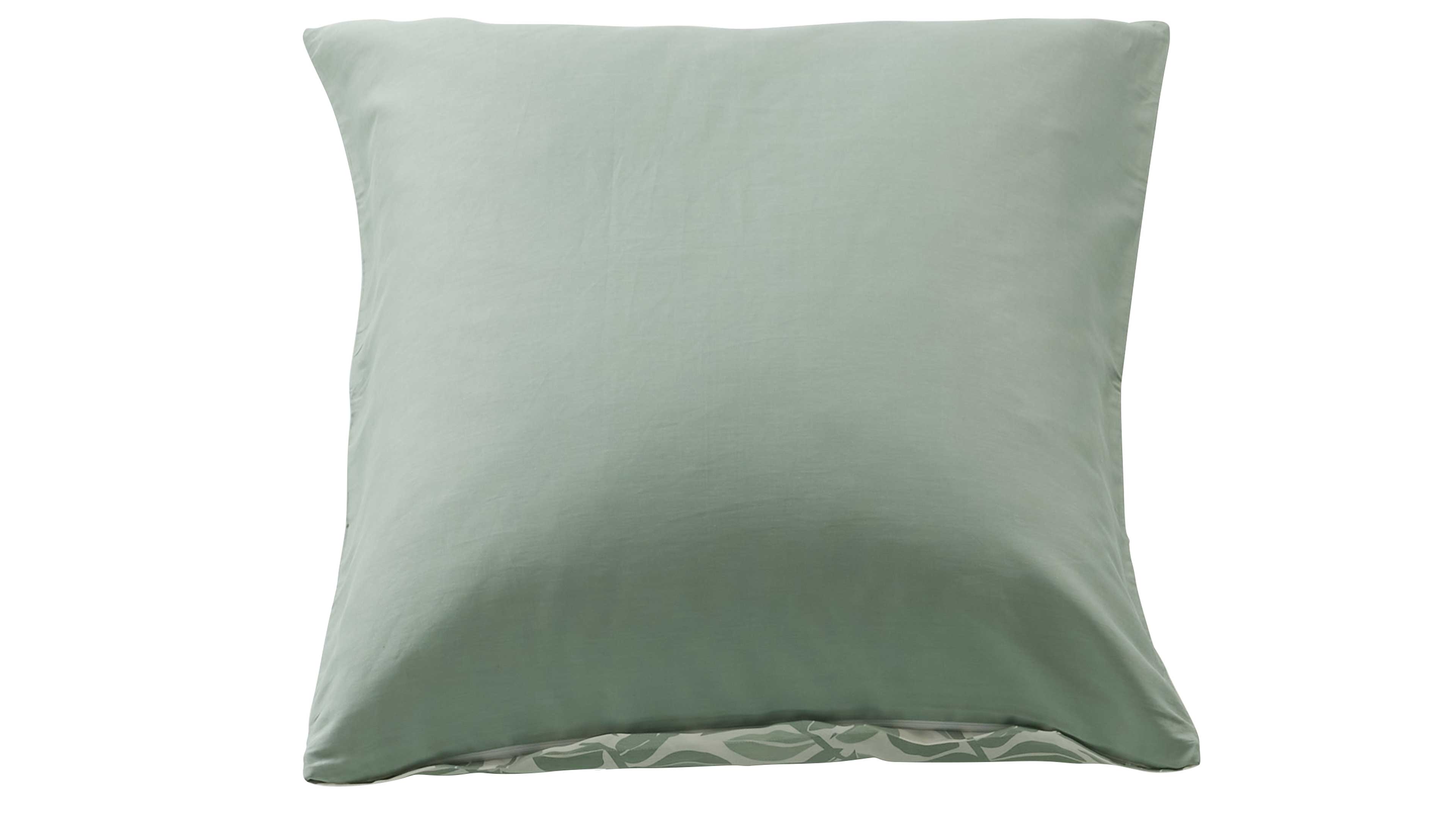 Quadratisches hellgrünes Kissen mit glatter Oberfläche, an der Unterkante ein gemusteter Stoff in grünen Tönen sichtbar.