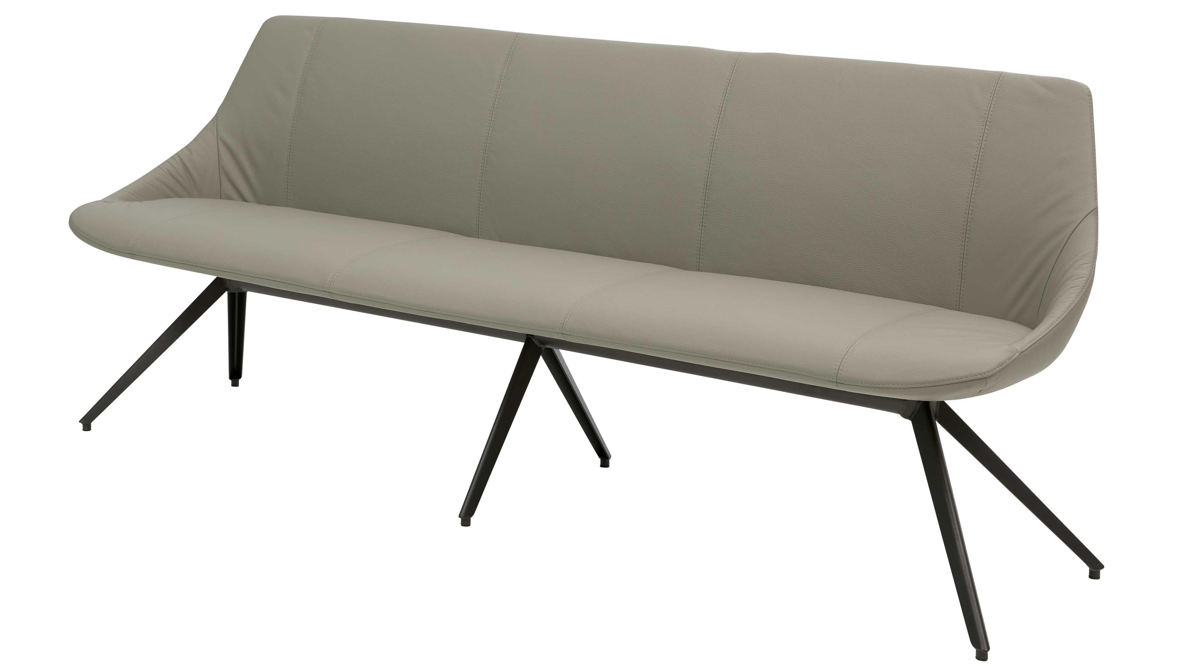 Dreisitzige beige-graue Polsterbank mit geschwungener Rückenlehne, sichtbaren Nähten und schwarzen angewinkelten Metallbeinen.
