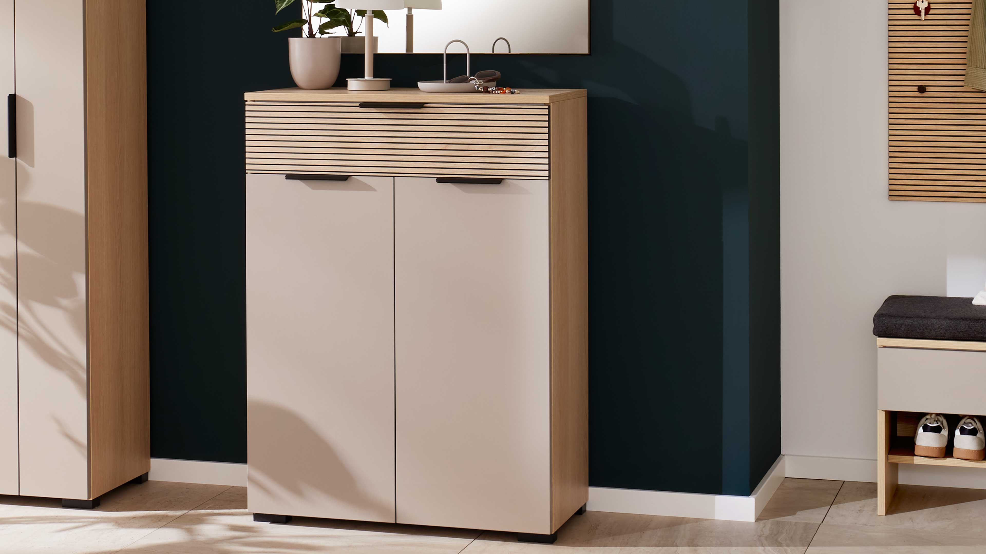 Kompakte Kommode in heller Optik mit zwei Türen und modernen Griffen