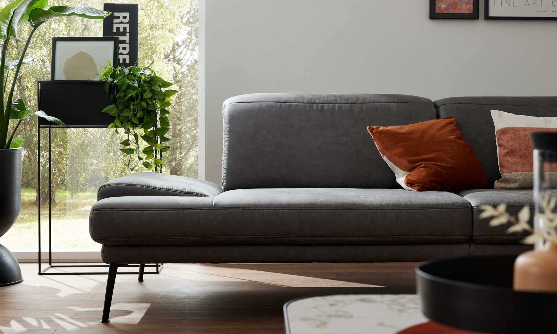 Zweisitzer-Sofa mit dunkelgrauem Stoffbezug und schwarzen Metallfüßen
