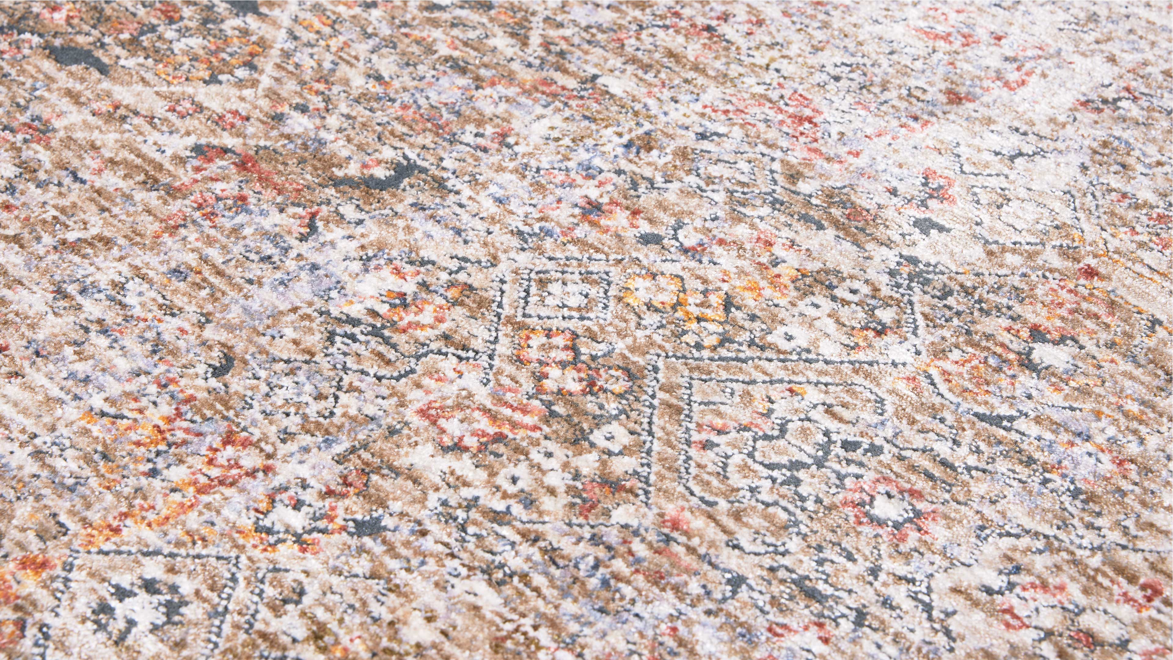 Teppich mit floralen und geometrischen Mustern in Beige, Braun und Grau, mit roten und blauen Akzenten und verwaschenem Erscheinungsbild.