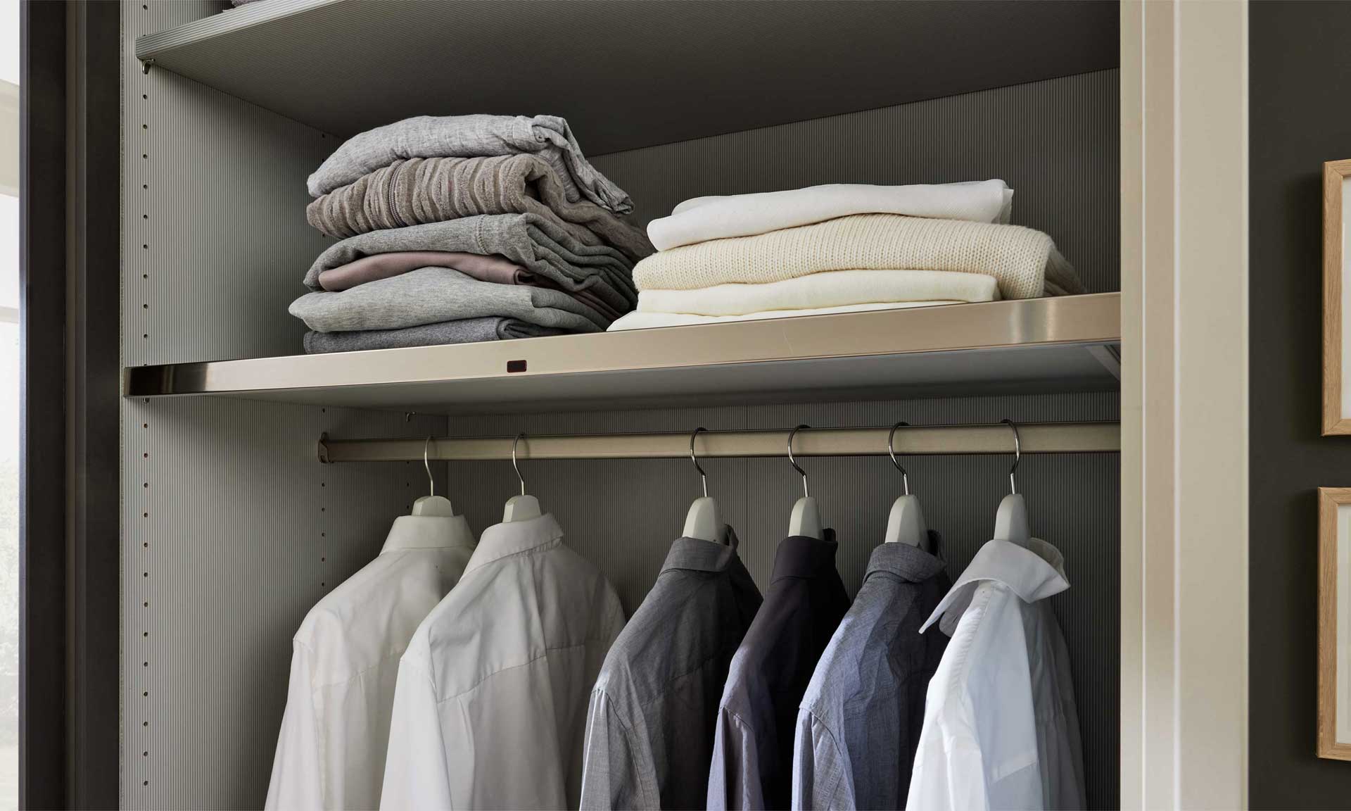 Schwebetürenschrank Beige-Grau mit matten Fronten und schwarzer Metallelementen