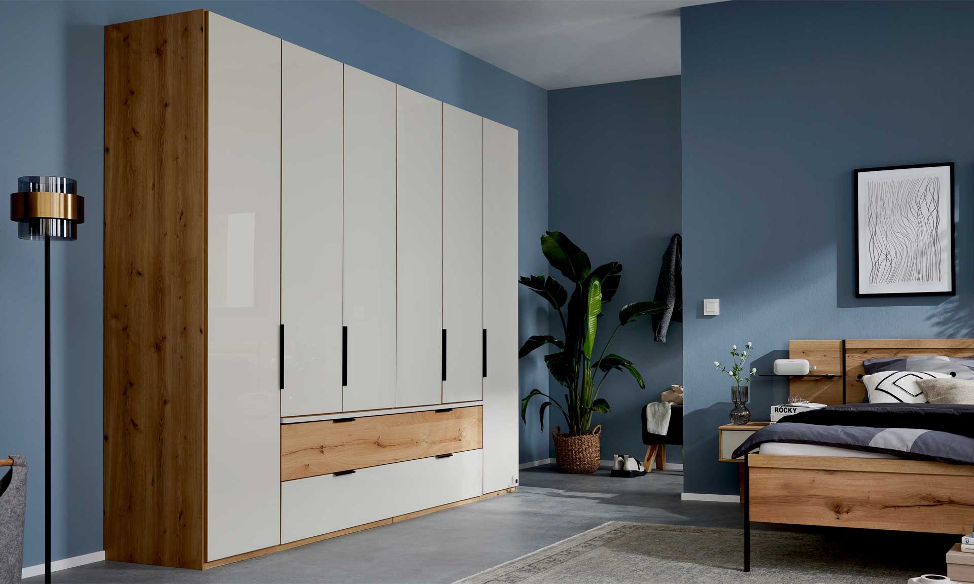 Kleiderschrank mit beige-grauen Glasfronten, Eiche-Dekor und praktischen Schubladen