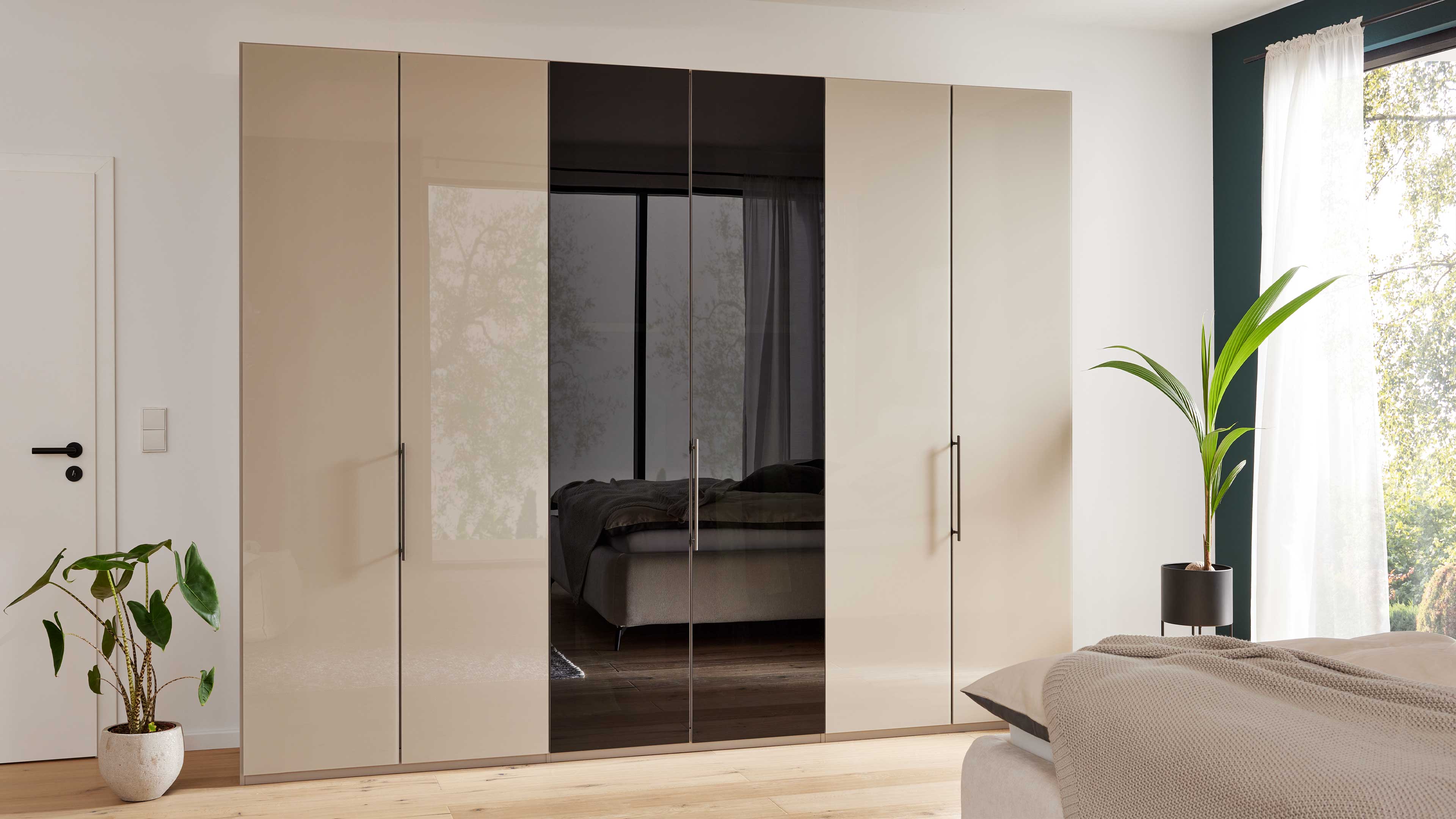Eleganter Kleiderschrank mit Glasfronten in zwei Grautönen