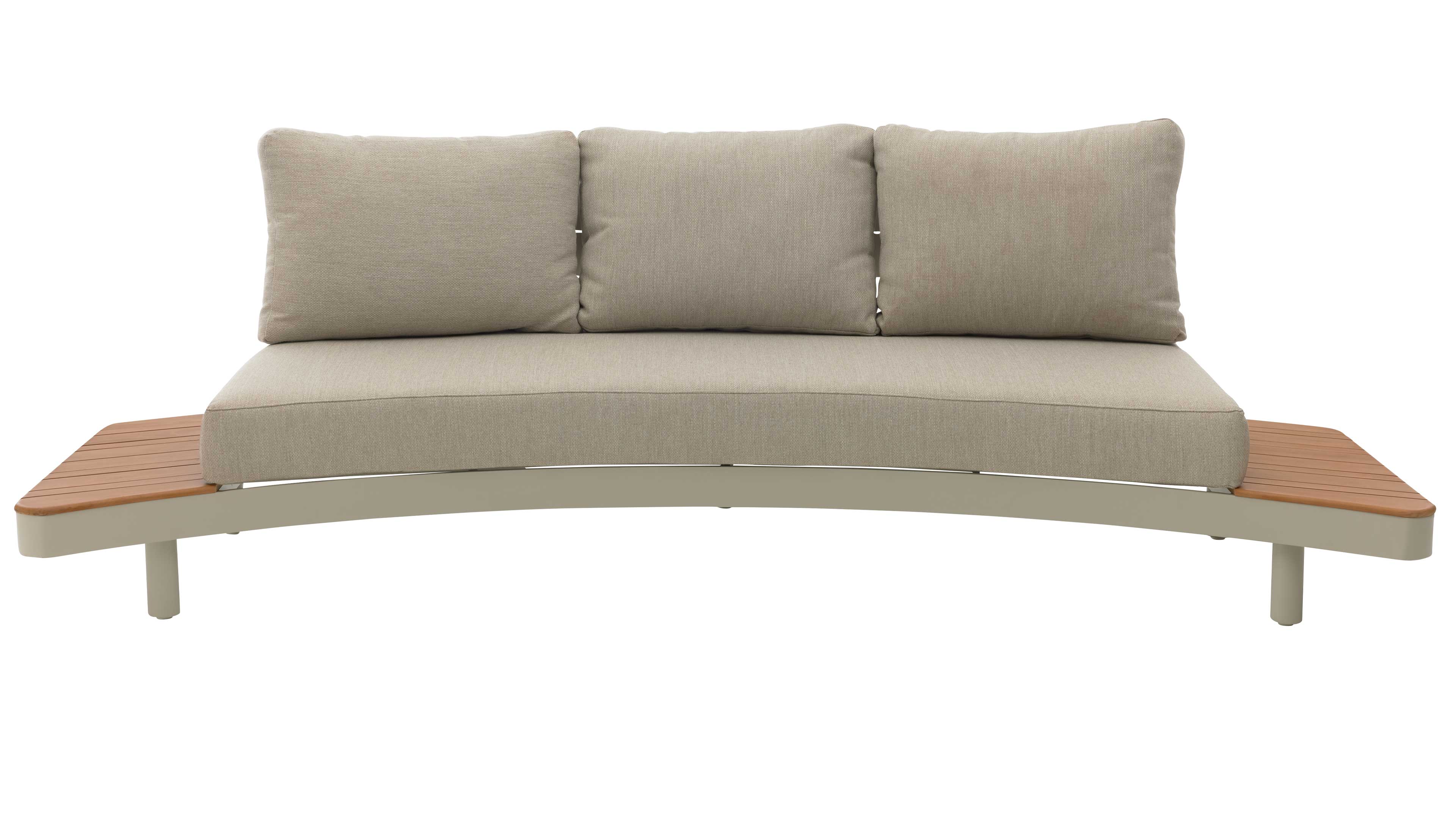 Gekrümmtes Sofa mit drei beigen Rückenpolstern und durchgehender Sitzfläche, hellgrauer Rahmen und seitlichen Holzablagen.
