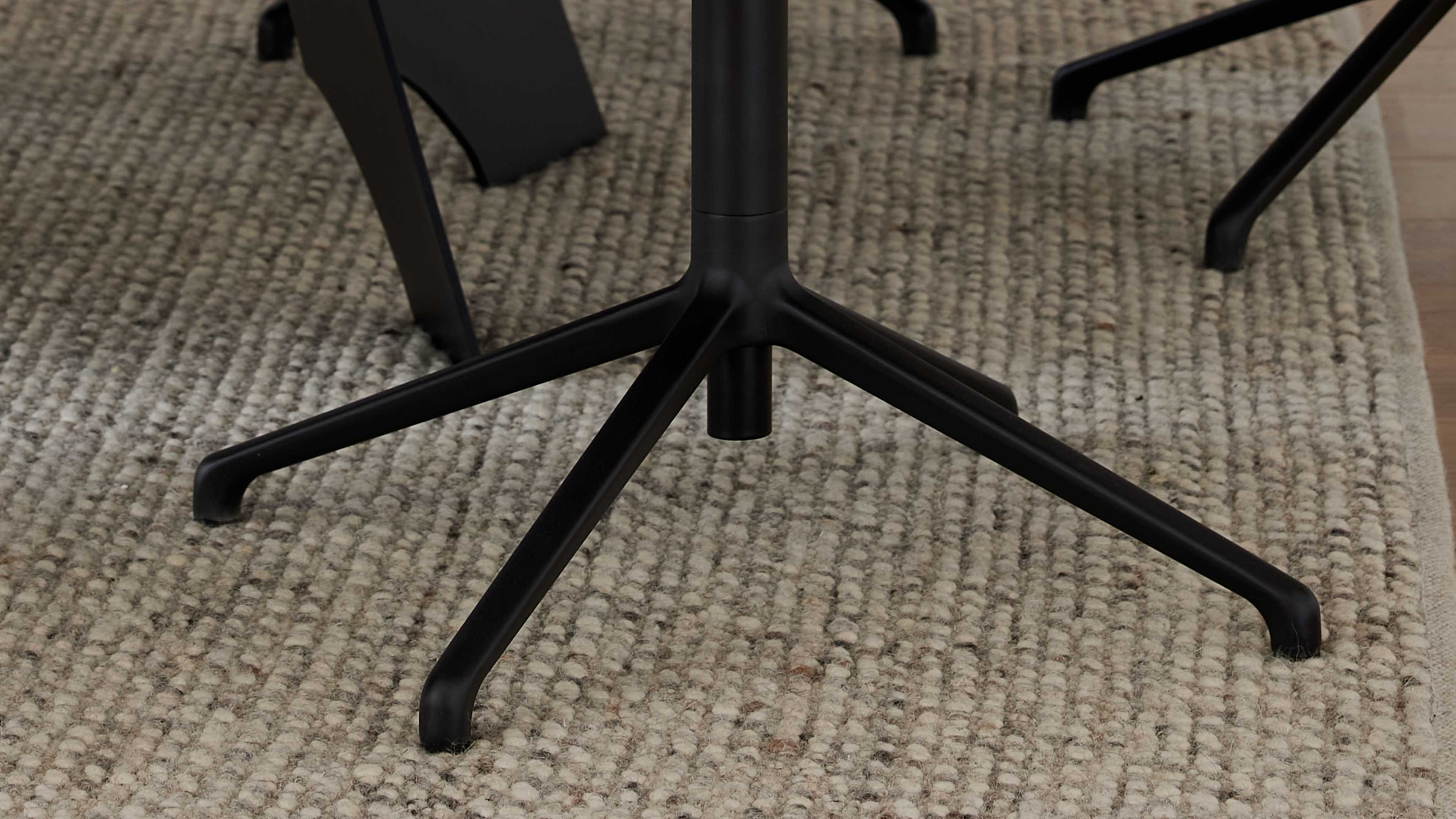 Armlehnstuhl mit hellgrauem Lederbezug, schwarzem Metallgestell und Komfortfunktionen für flexibles Sitzen im Esszimmer