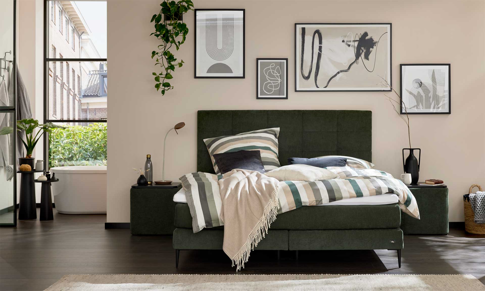 Moosgrünes Boxspringbett mit extra hohem Kopfteil und stoffbezogenen Matratzen