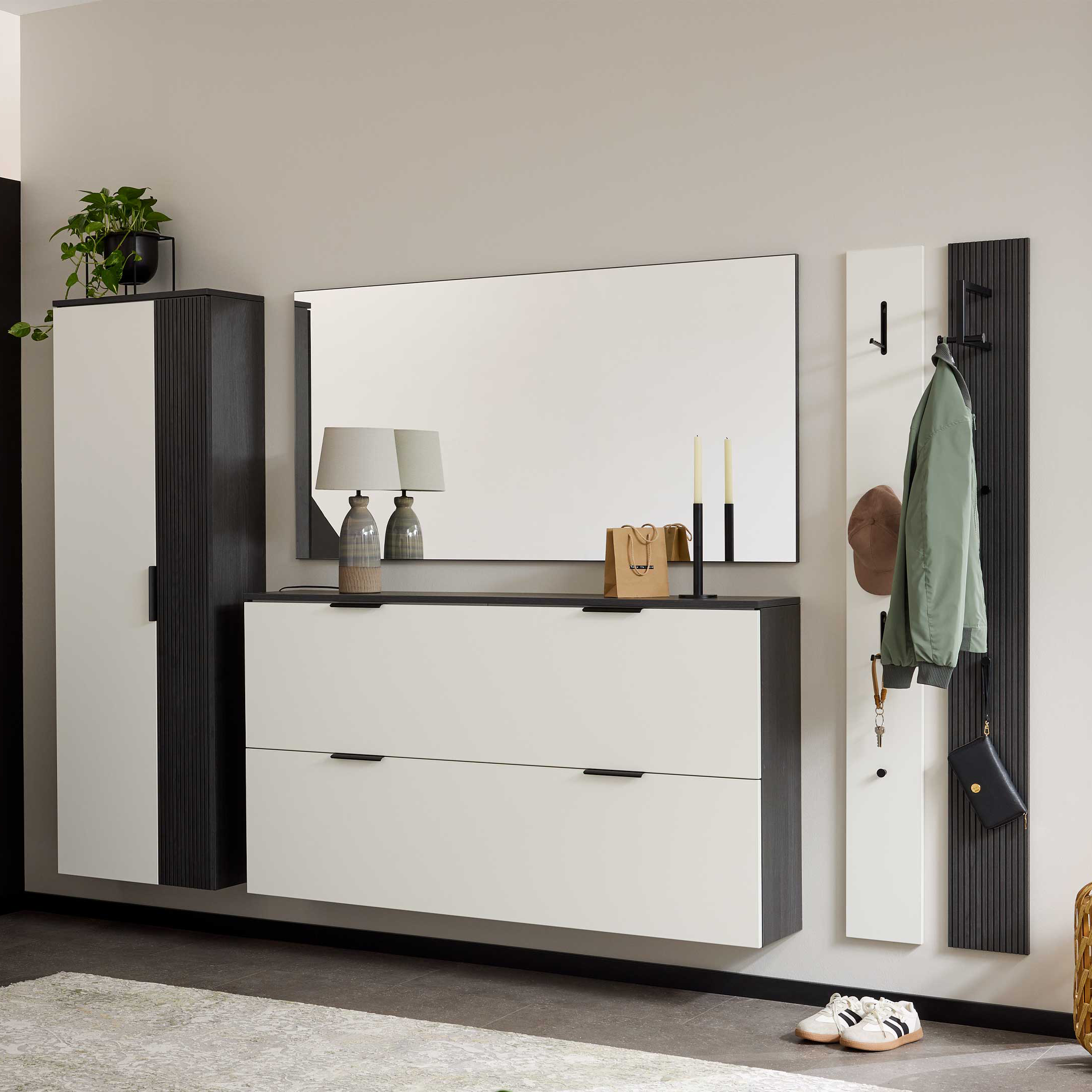 Moderne Garderobenkombination in Weiß und Schwarz mit Spiegel, Stauraum und eleganten Fronten