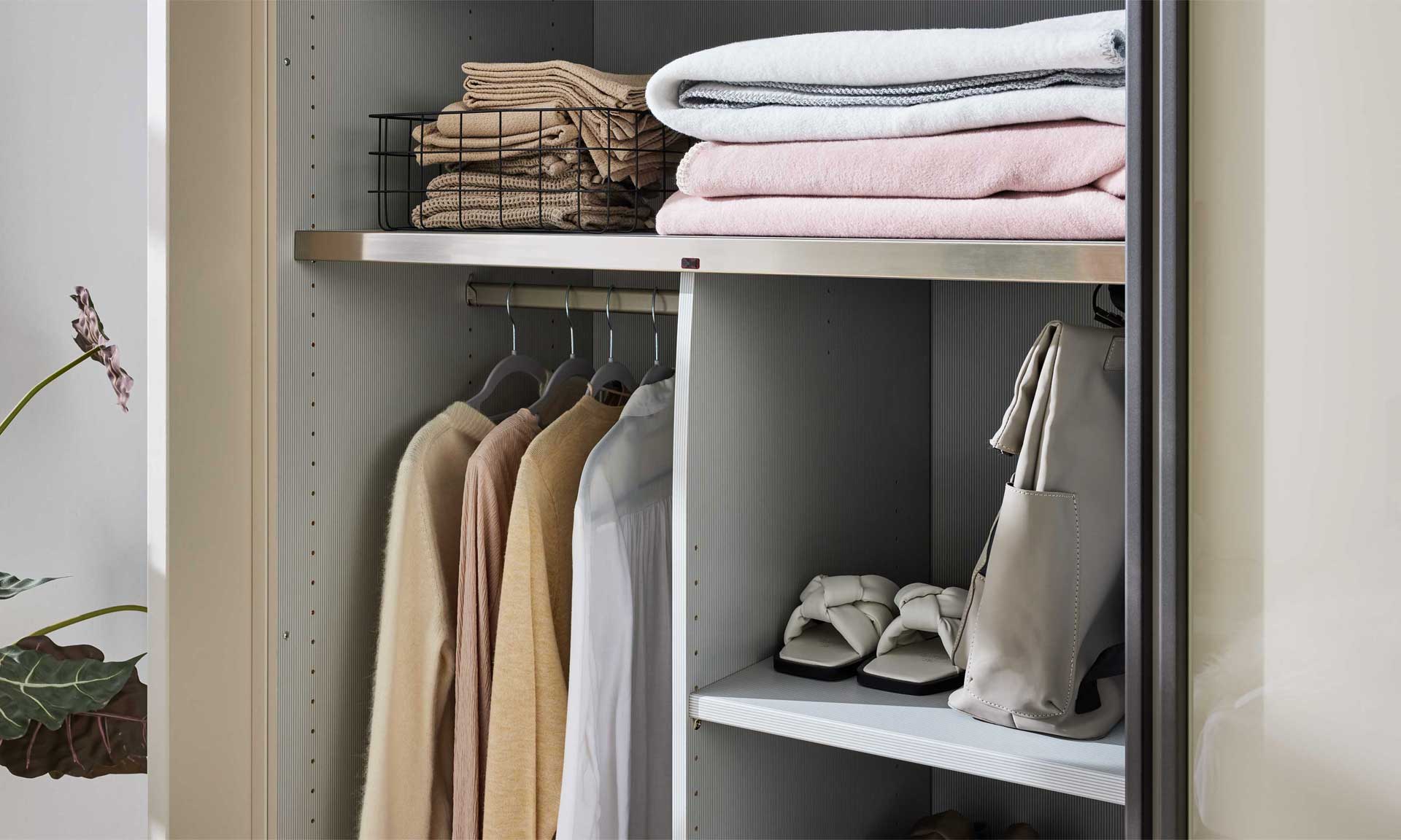 Schwebetürenschrank Beige-Grau mit matten Fronten und schwarzer Metallelementen